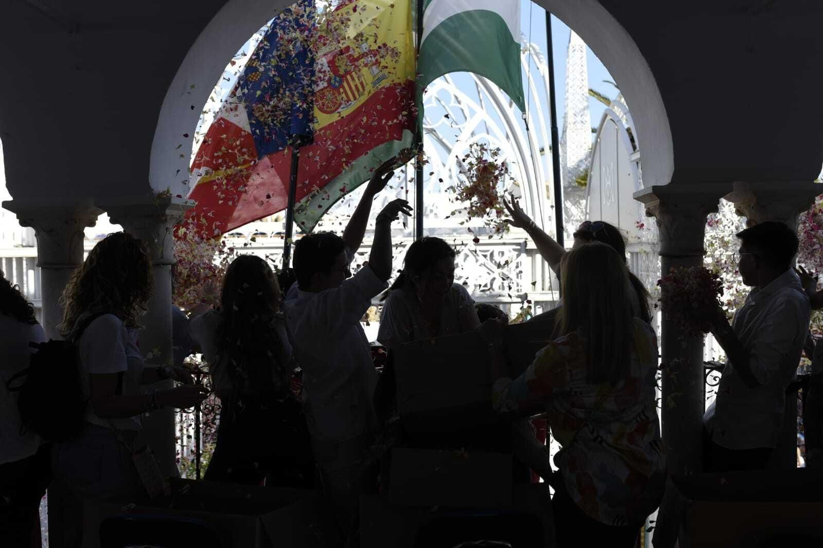 La Virgen del Rocío regresa a la iglesia tras 13 horas de procesión, en imágenes