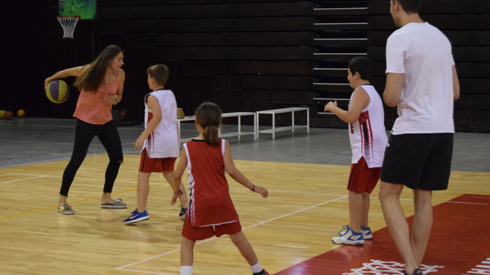 Pablo Aguilar y Estela Royo juegan con los niños del Fénix Camp