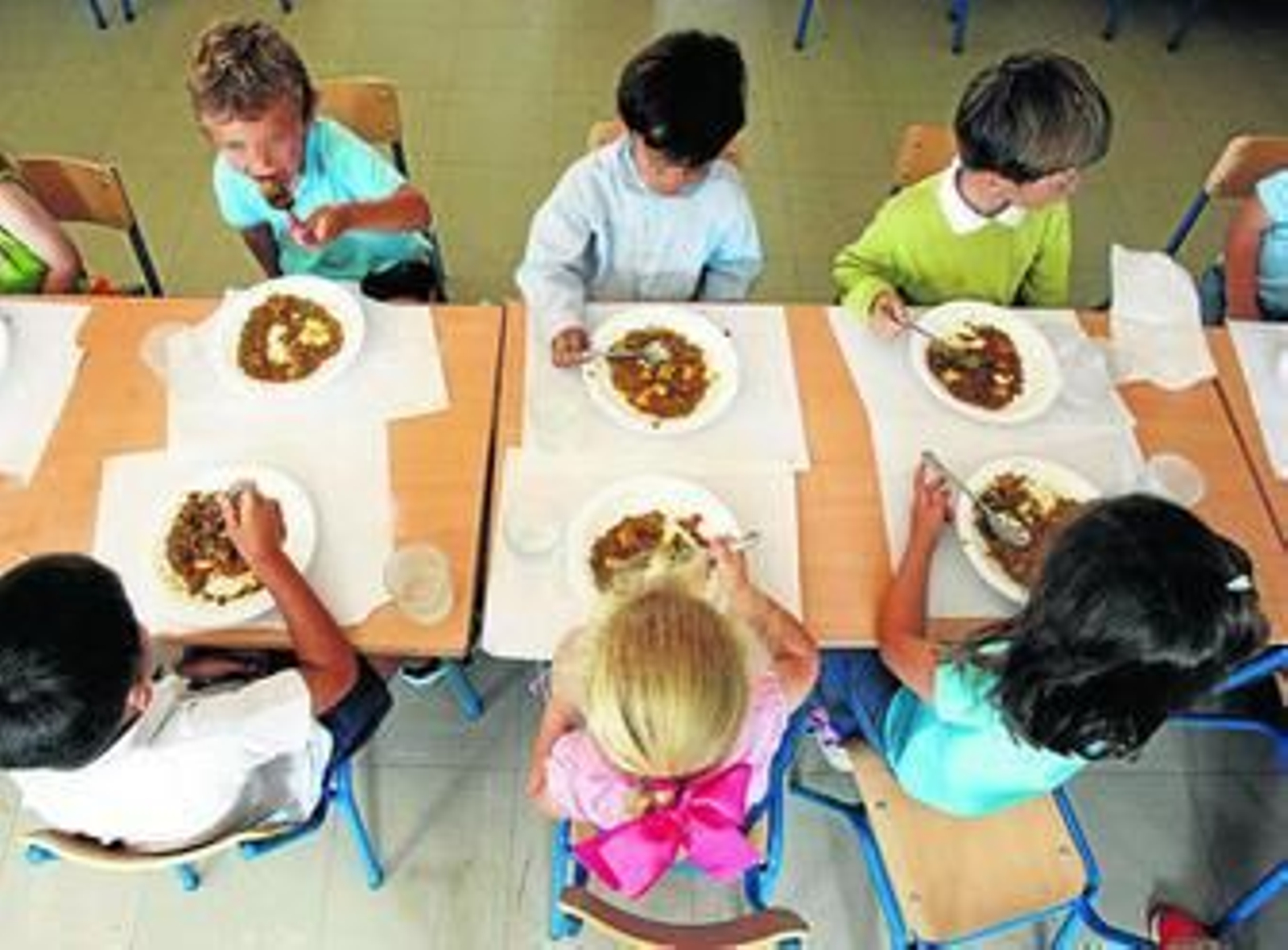 Varios niños almuerzan en el comedor de un colegio andaluz.
