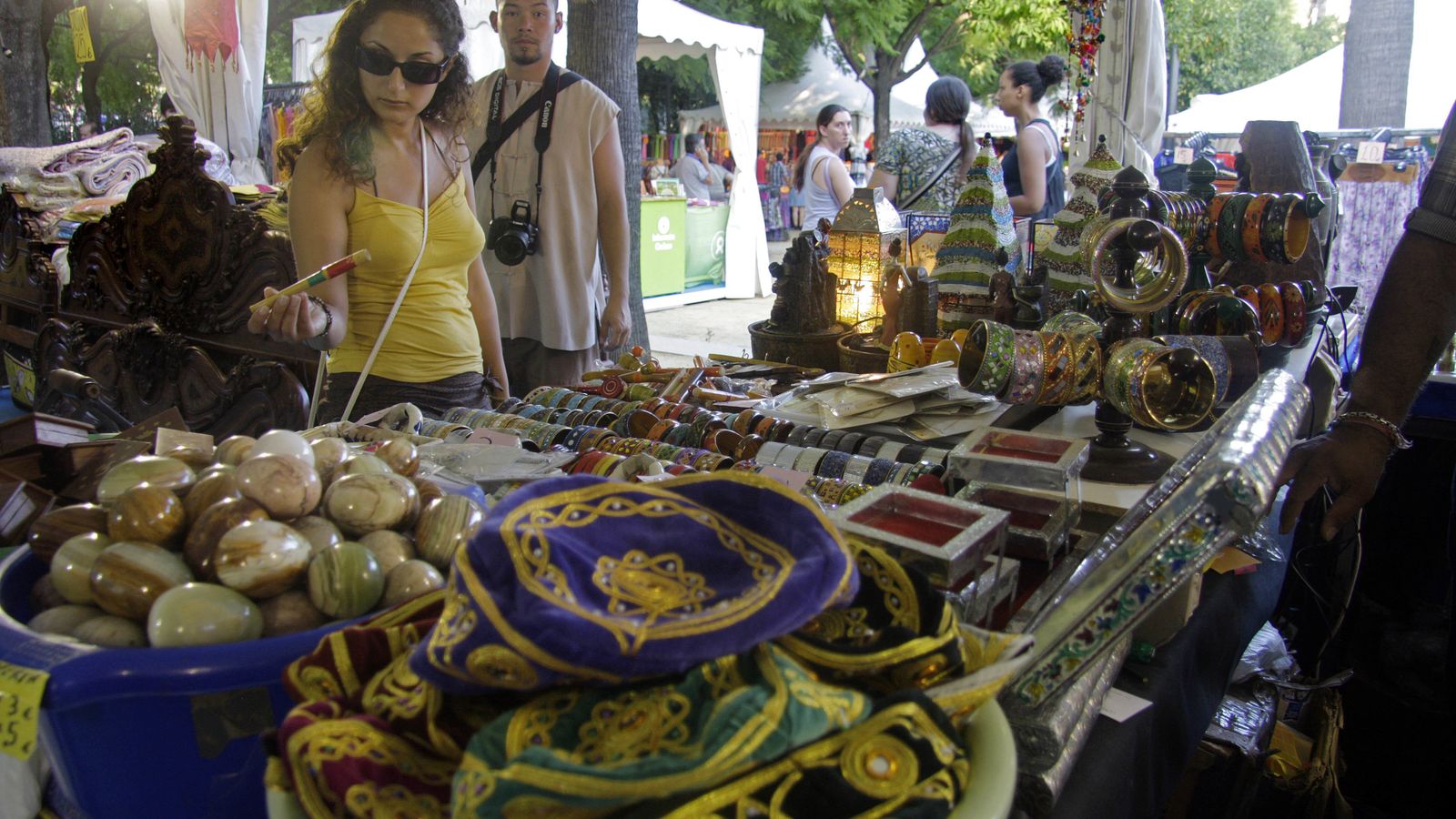 Expositor de artesanía de una edición pasada del festival.