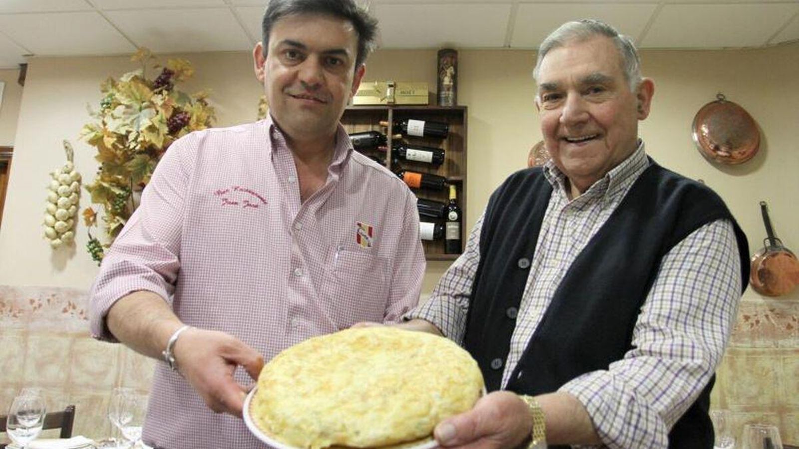 Cristóbal Pérez y su padre, Juan José , que abrió hace treinta y nueve años el establecimiento hostelero