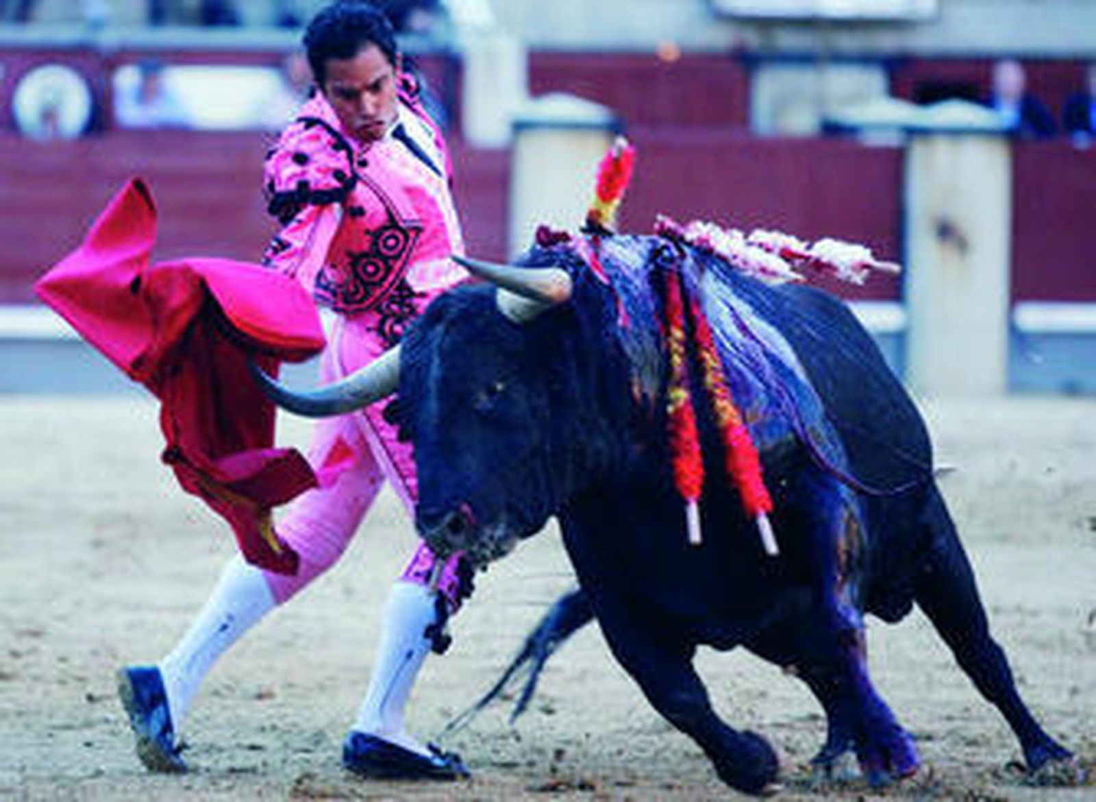 El diestro Luis Bolívar, en un muletazo de la corrida goyesca celebrada ayer en Madrid.