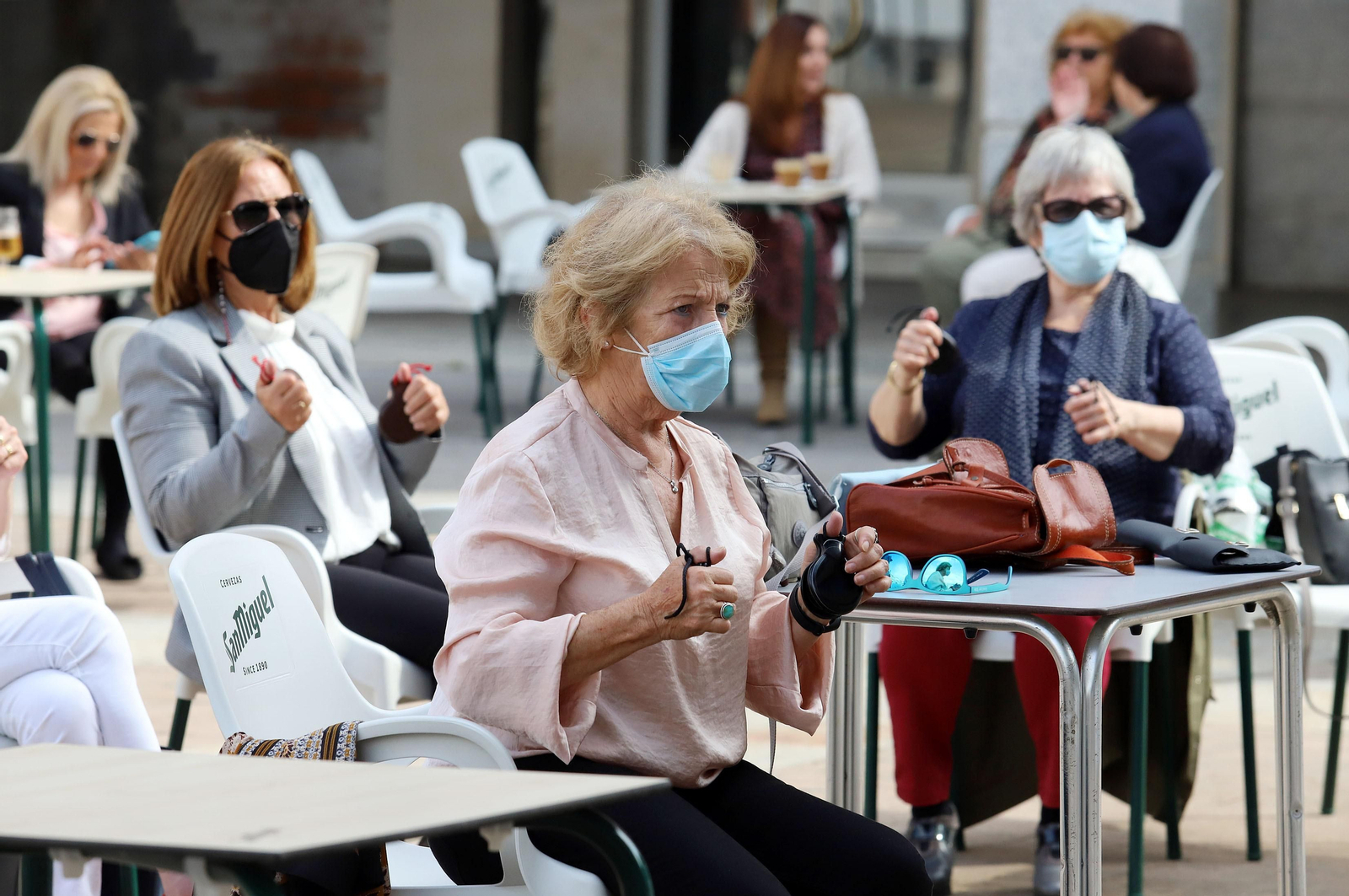 Imágenes del taller de tocar palillos de la programación de Cultura en los Barrios