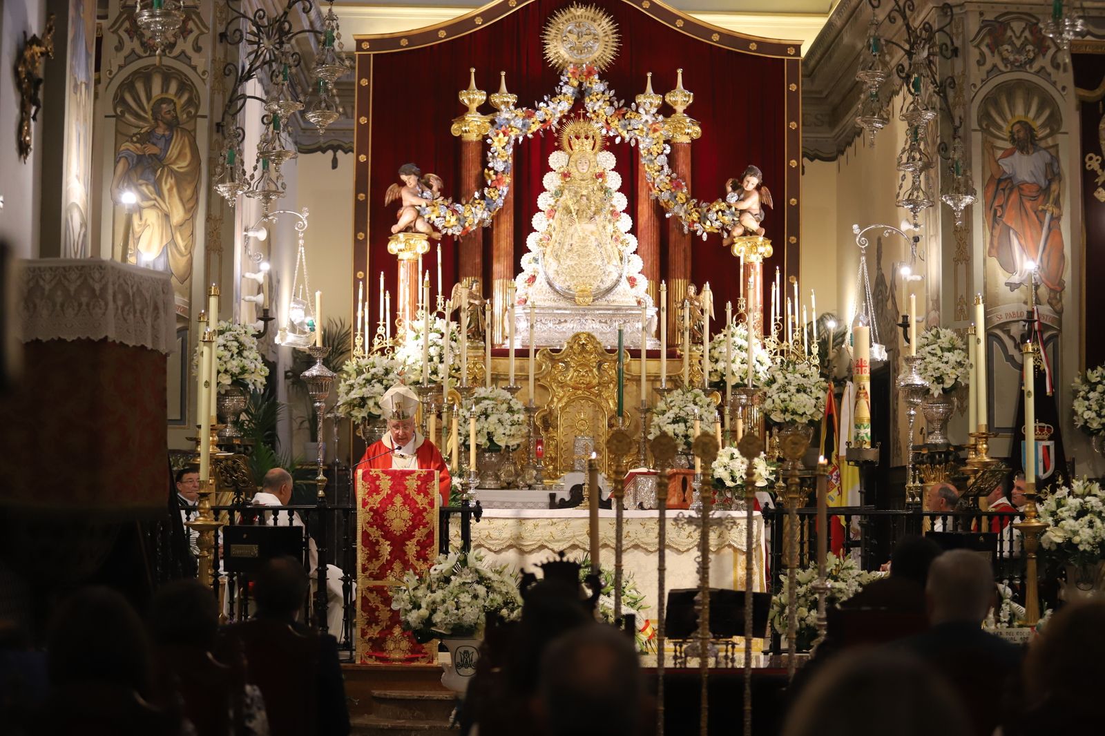 Imágenes de la misa de Pentecostés atípica y a puerta cerrada por el coronavirus, en la parroquia de la Asunción de Almonte