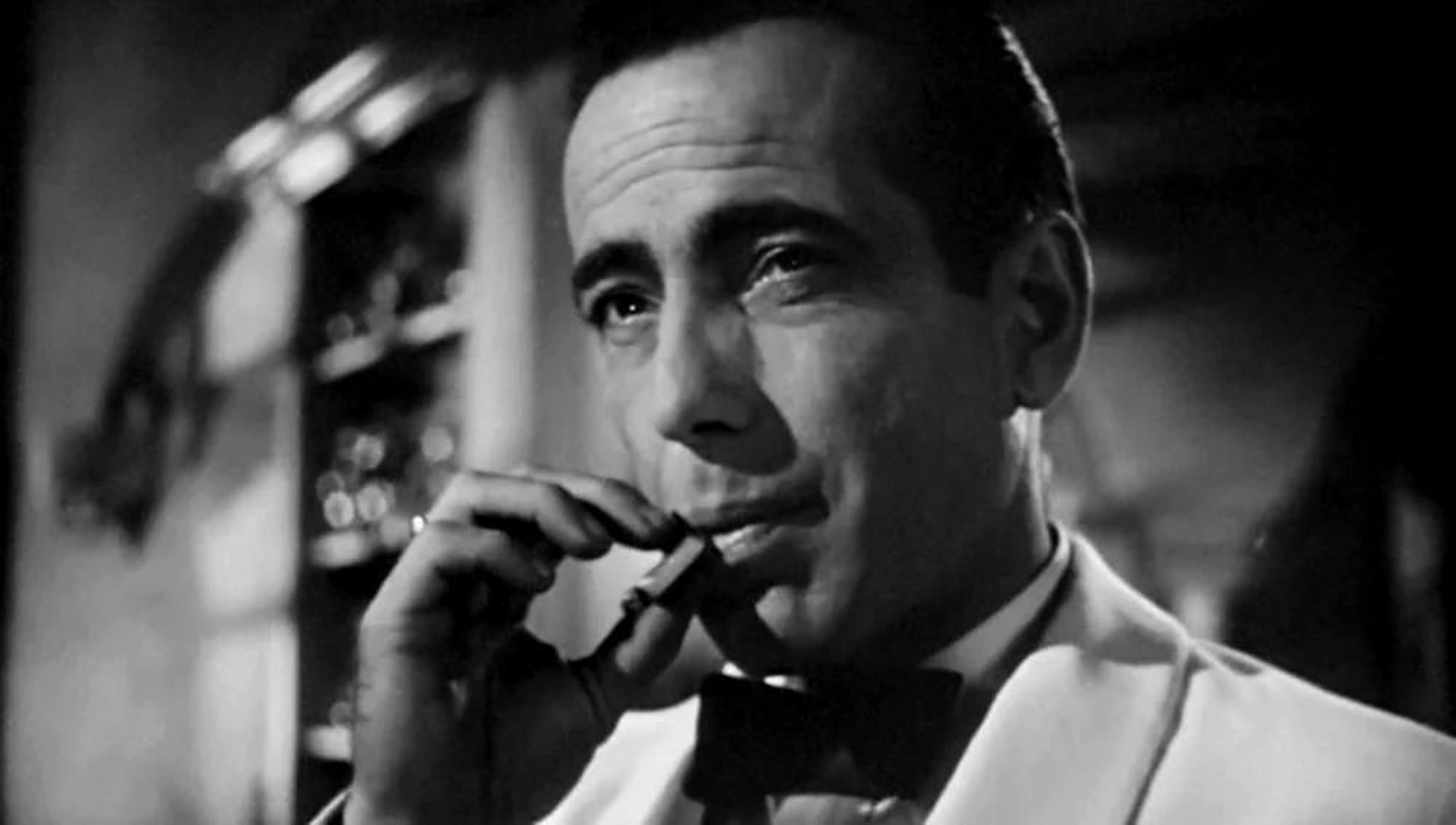 Bogart, con pajarita y cigarrillo en boca, en Casablanca