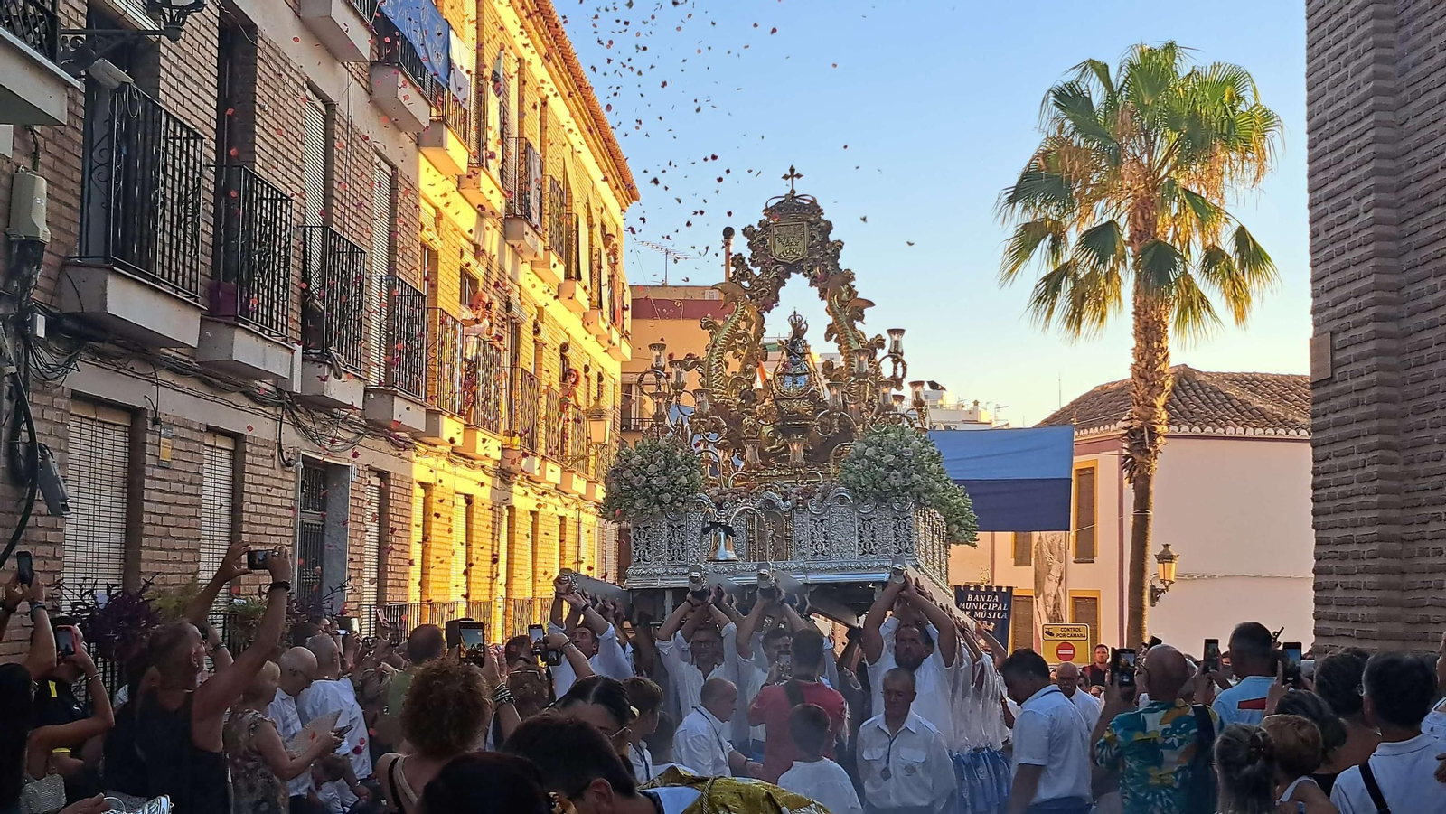 Momento de la procesión por las calles de Almuñécar