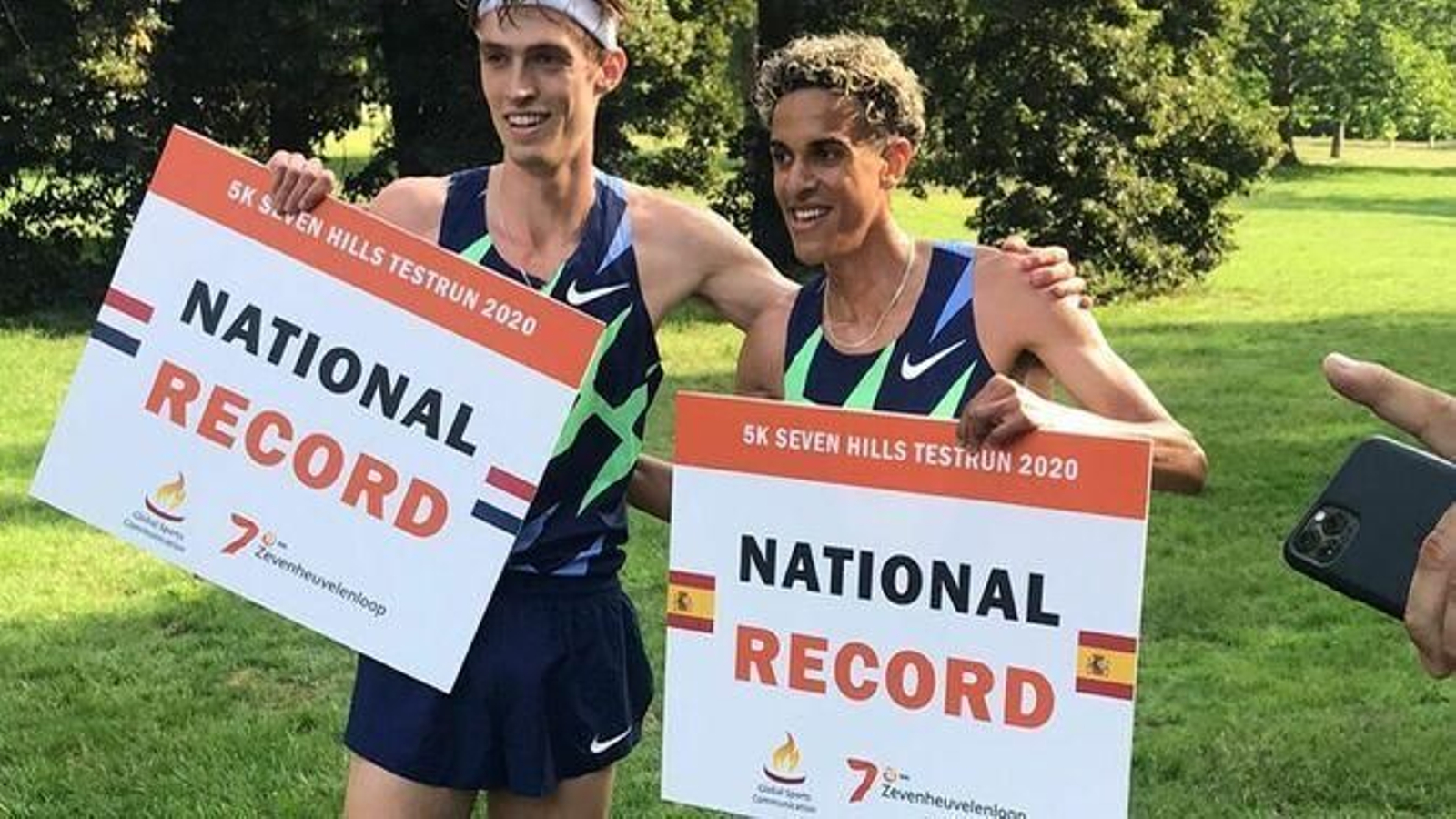 Ouassim Oumaiz posa con un compañero después del récord nacional en Países Bajos.