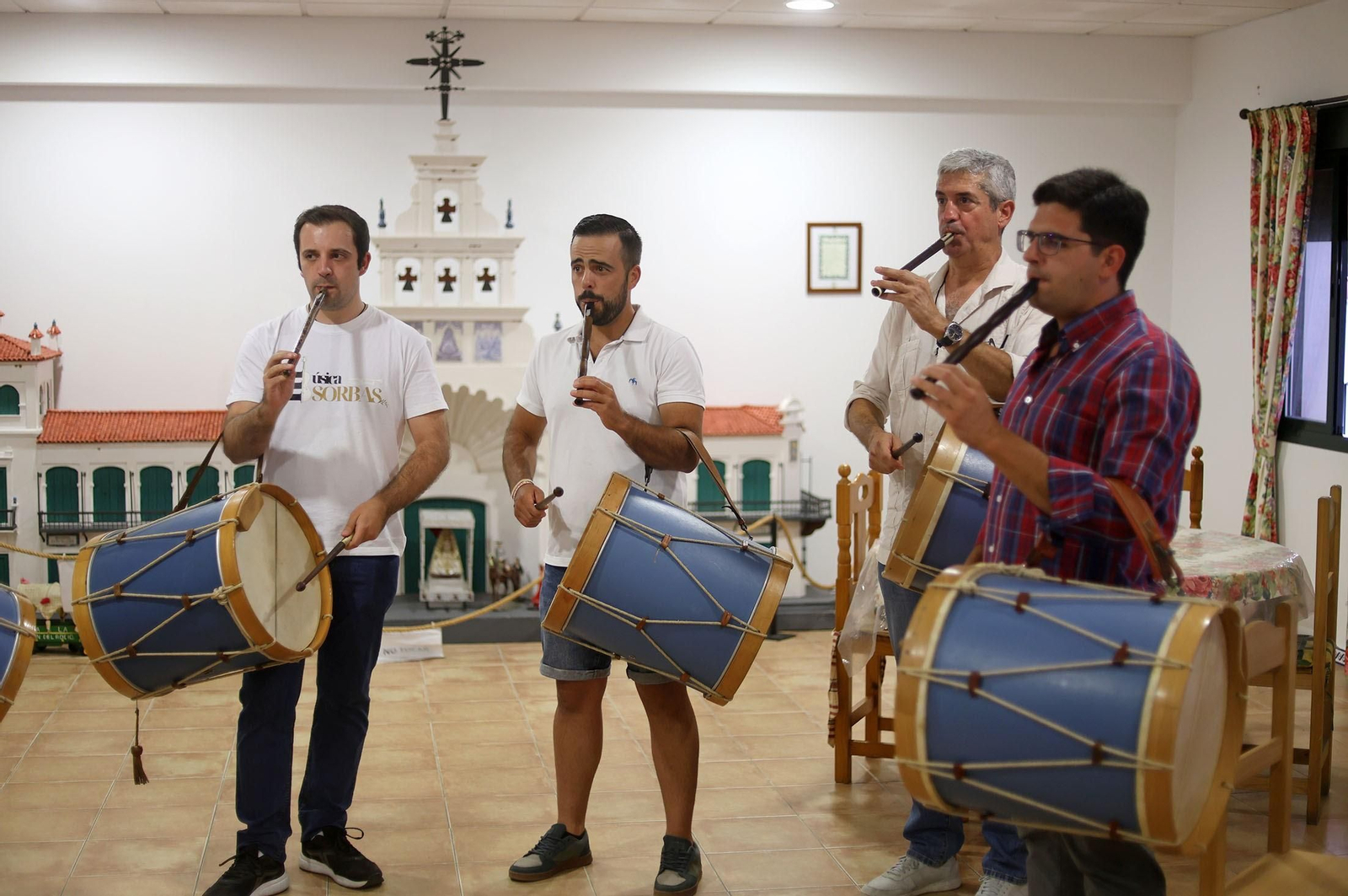 Parte de los integrantes de los Tamborileros de Huelva.