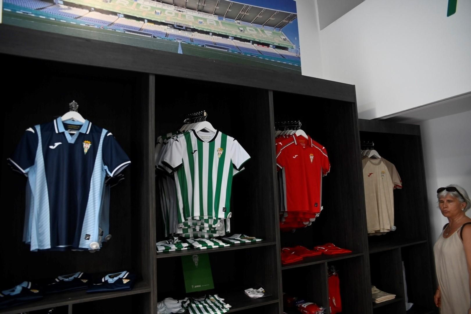 Las mejores fotos del primer día de venta de las nuevas camisetas del Córdoba CF