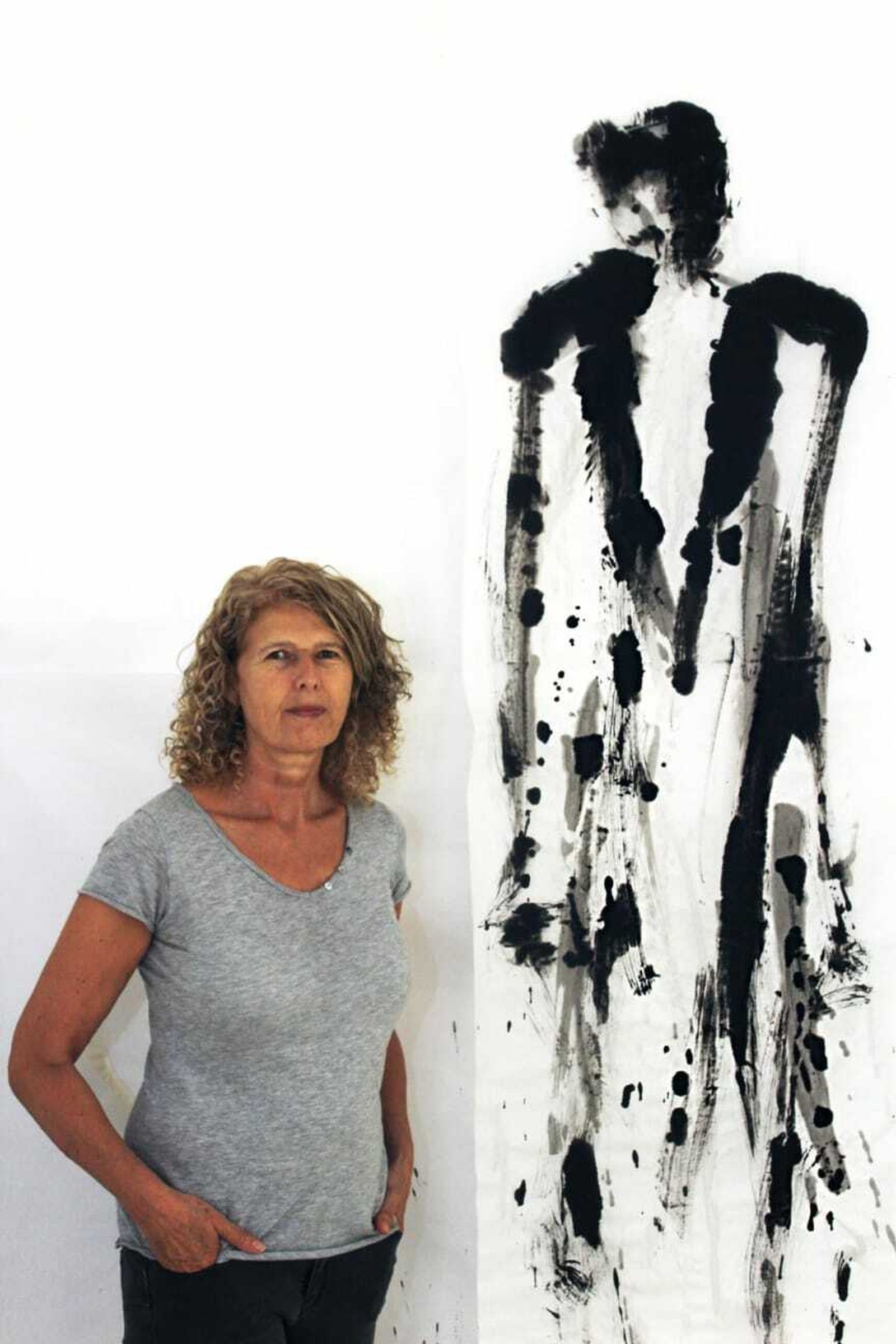 Amarita Vargas, junto a una de sus obras.