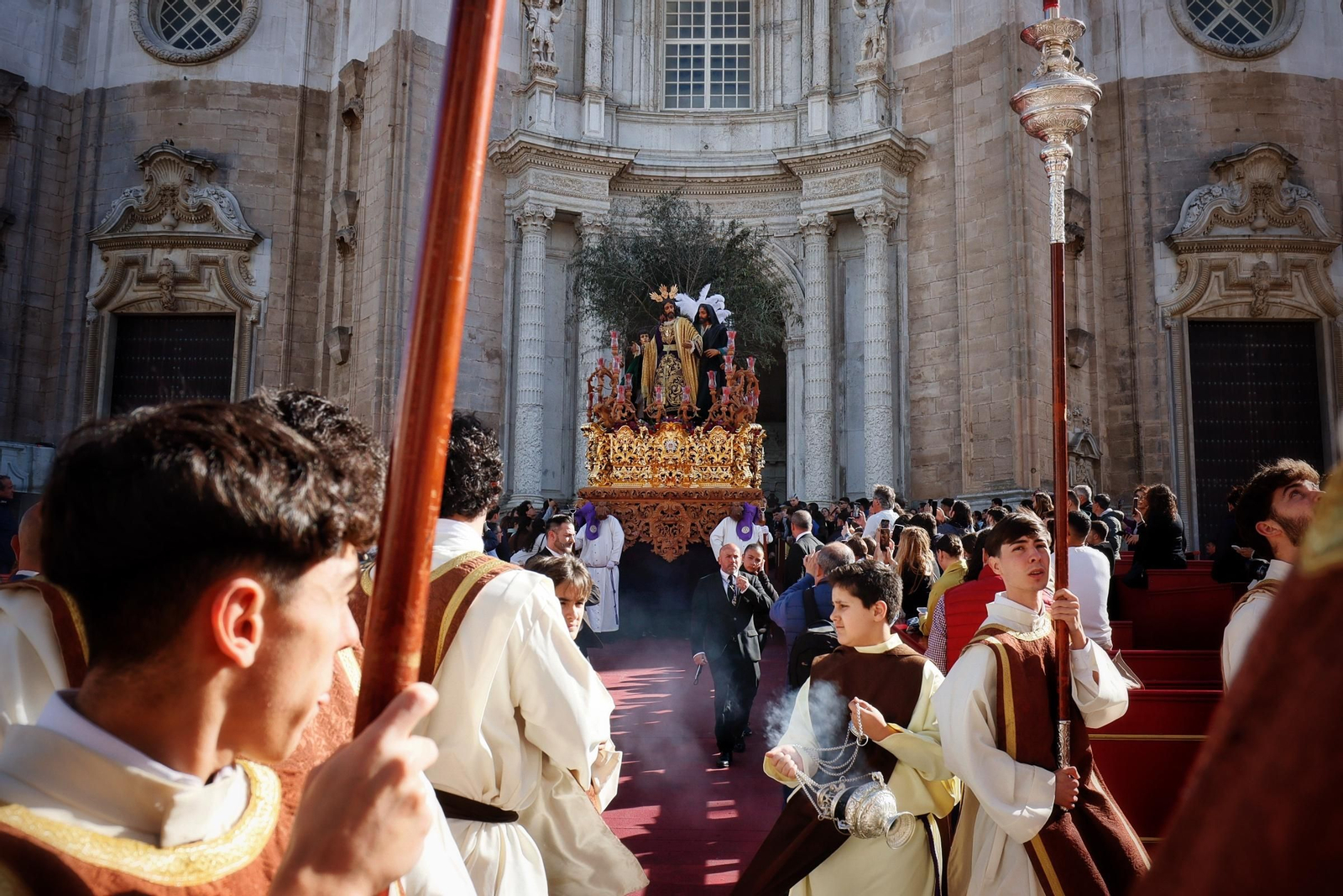 Las imágenes del traslado de Prendimiento desde la Catedral en la Semana Santa de Cádiz 2025