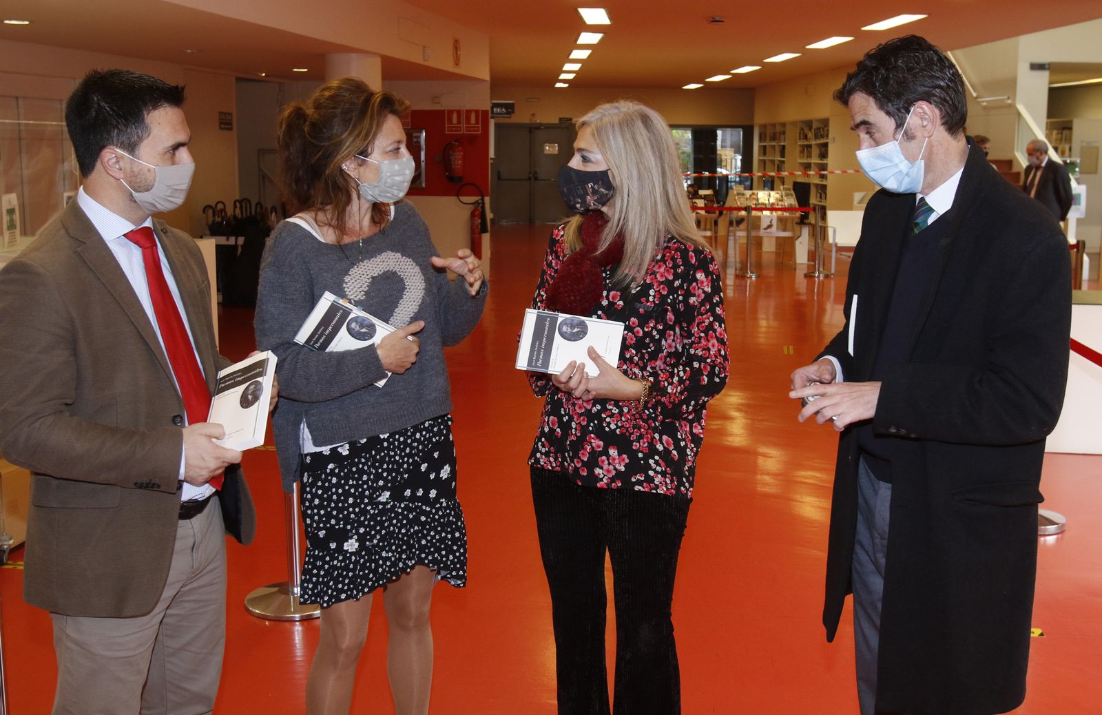 La consejera de Cultura, con los editores del libro, ayer.