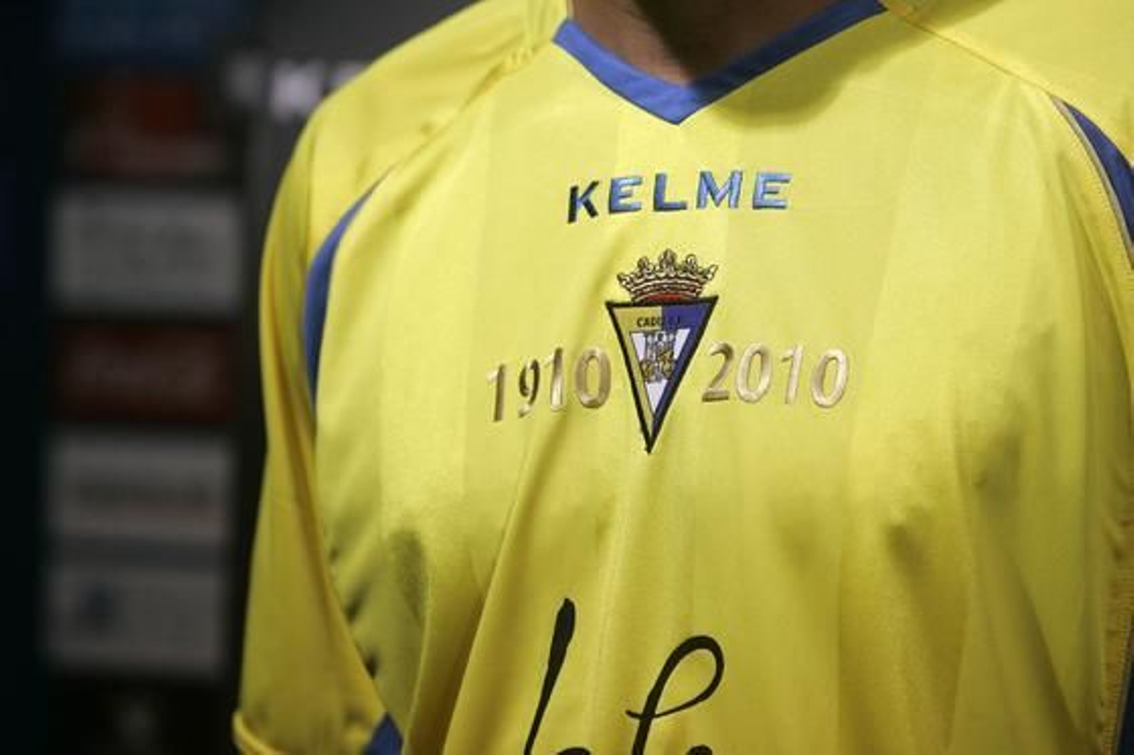 Para esta temporada se ha incluído flanqueando al escudo la inscripción ´1910-2010´ como homenaje a los cien años del club amarillo. 

Foto: Jesus Marin