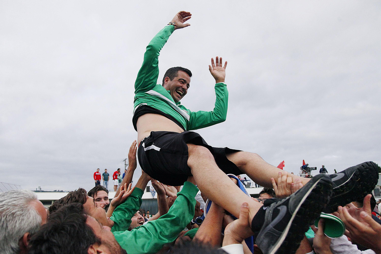 Pérez Herrera, manteado por los jugadores del Atleti tras ascender en Cerceda.