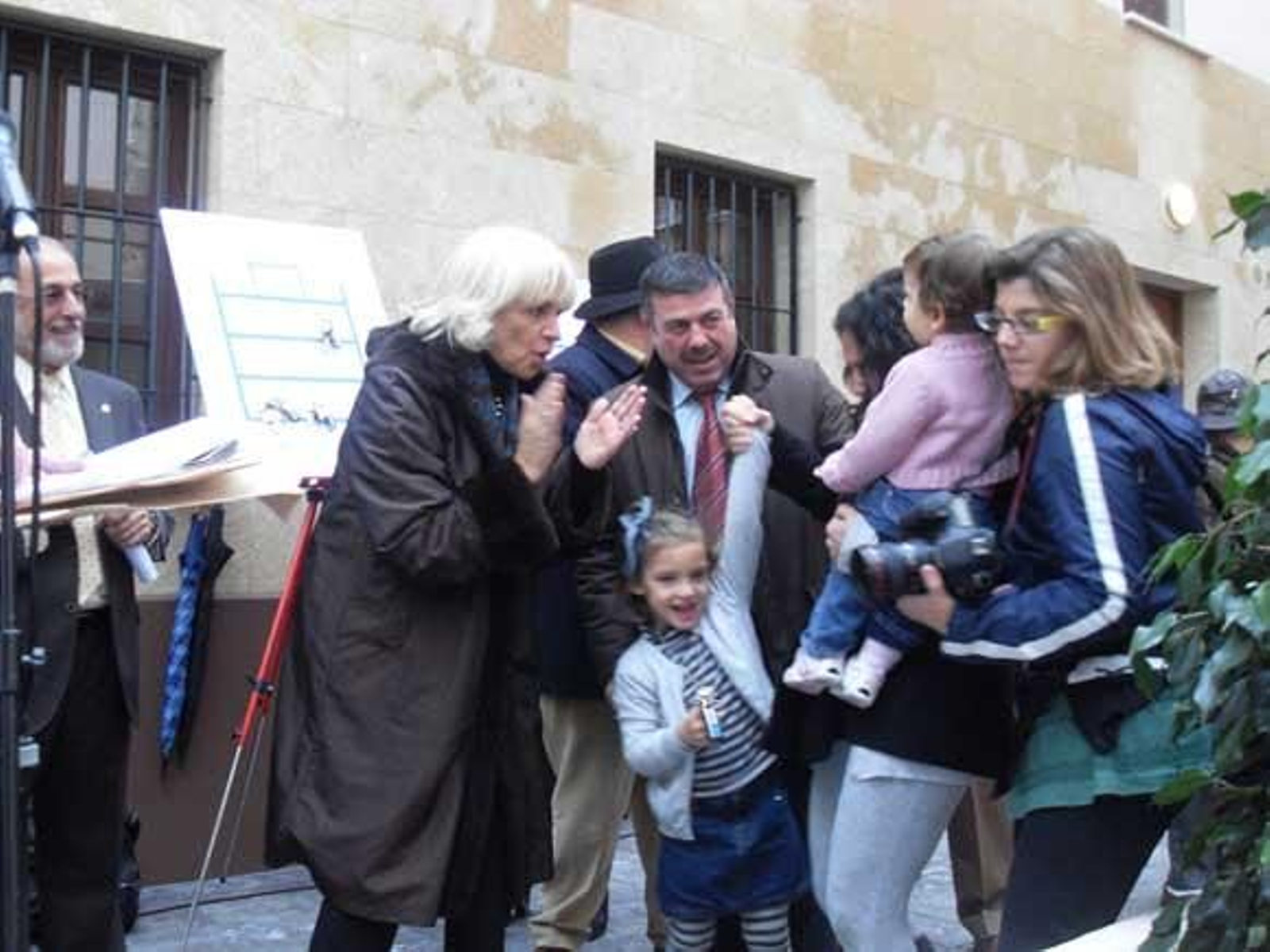 Teófila Martínez ha entregado dos promociones de viviendas del programa municipal en el barrio de Santa María de Cádiz./Fotos: A.G.

Foto: A.G.