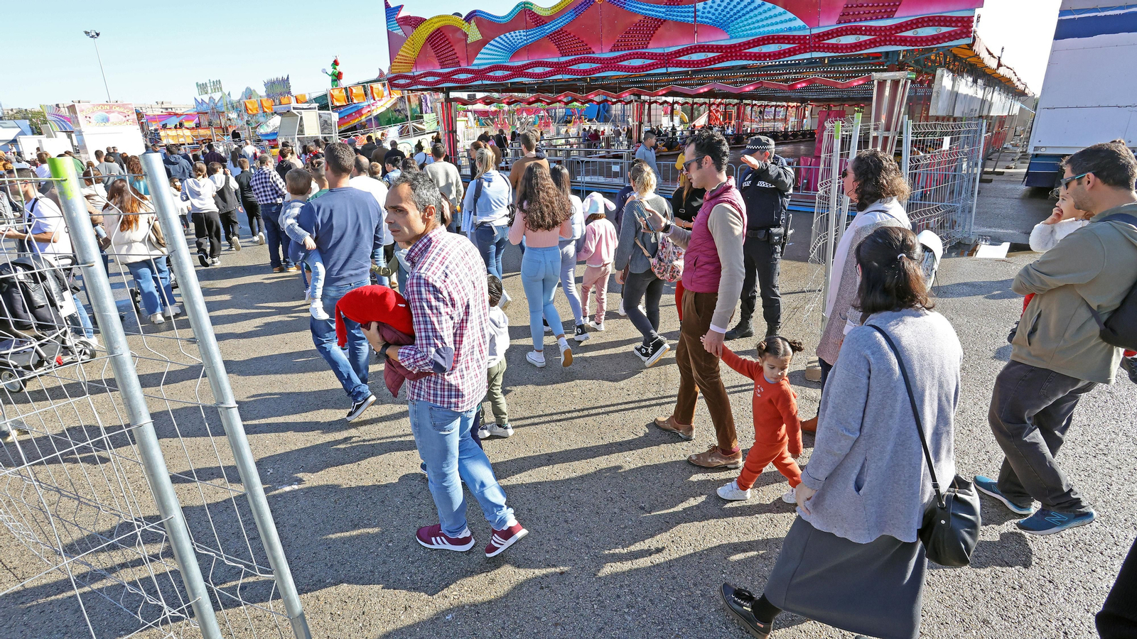 El parque de atracciones de Navidad junto a la Feria volvió a llenarse este sábado El parque de atracciones de Navidad junto a la Feria volvió a llenarse este sábado
