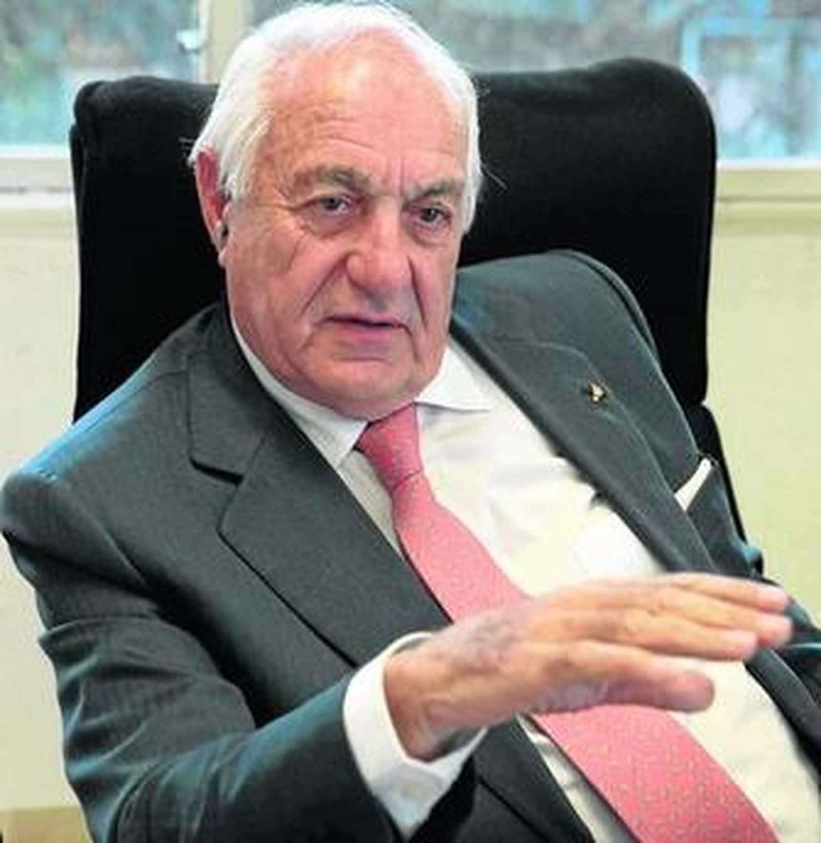 Juan Ramón Guillén, ayer en su despacho, en un momento de la entrevista.