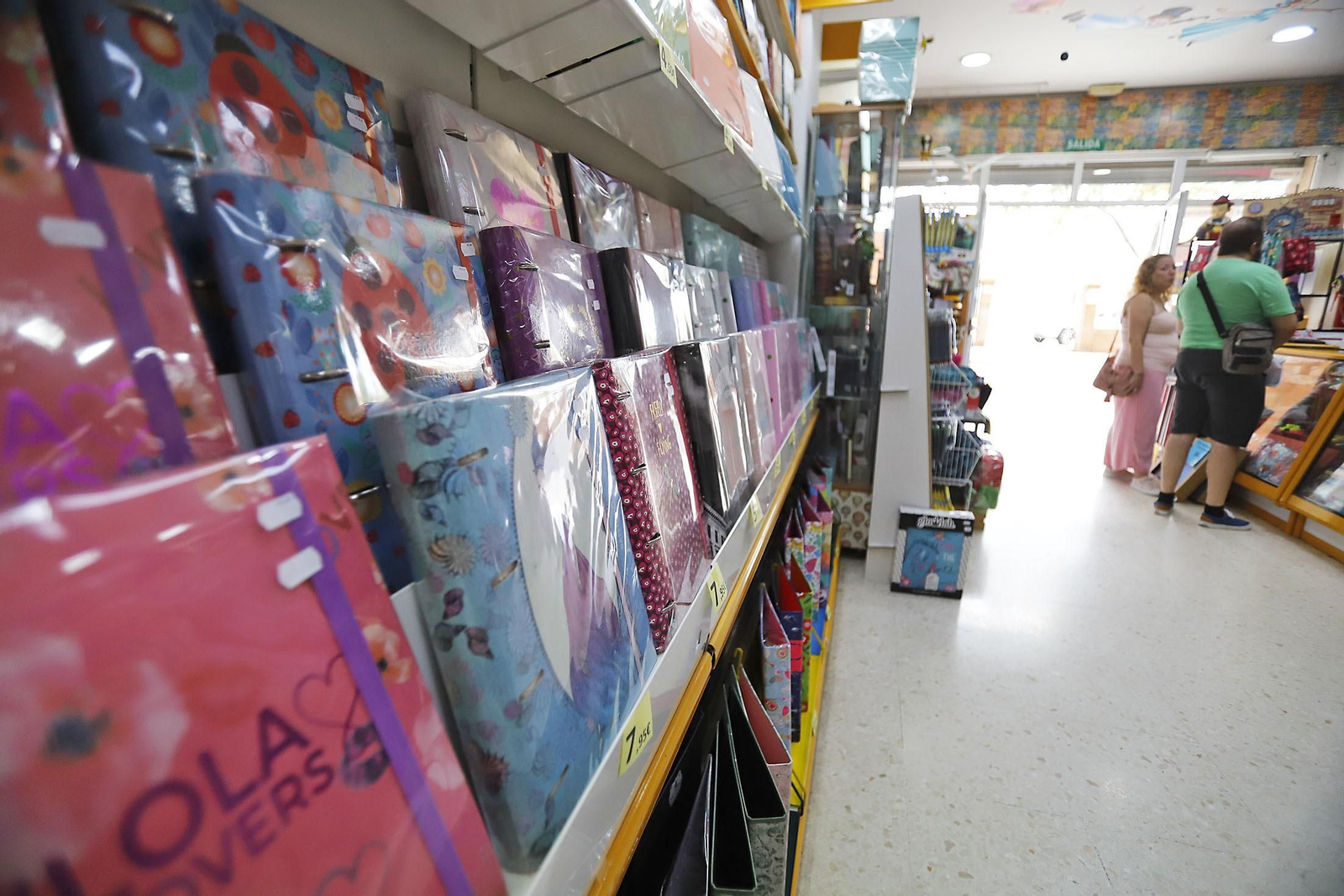 Imágenes de los preparativos del material escolar de la vuelta al cole en Huelva