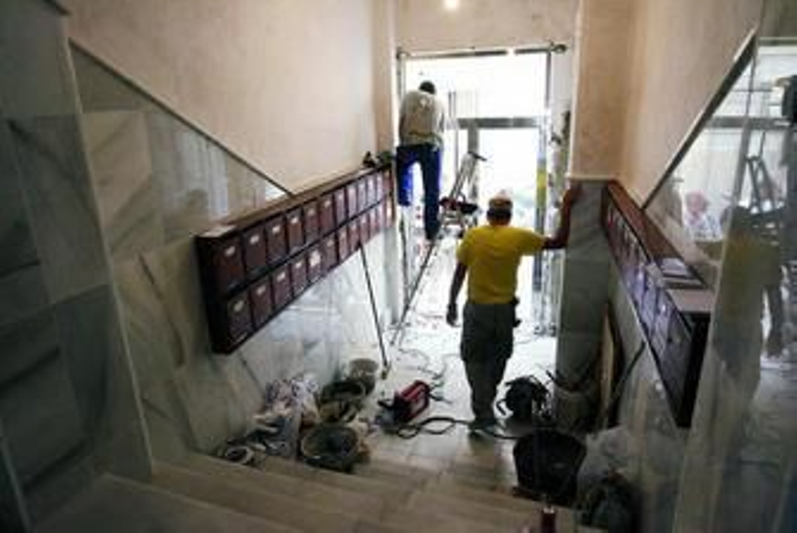 Los albañiles ya han llegado a las viviendas militares situadas frente a La Caleta.