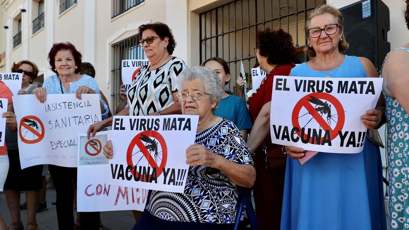 Los vecinos de los muncipios de las marismas del Guadalquivir salen a la calle contra la gestión del virus del Nilo.