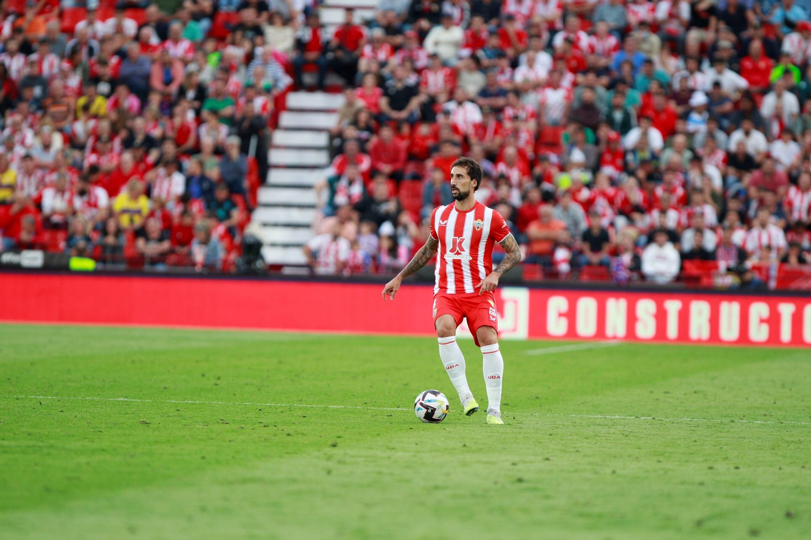 Eguaras orienta el balón durante un partido de la temporada pasada disputado en el Power Horse Stadium.