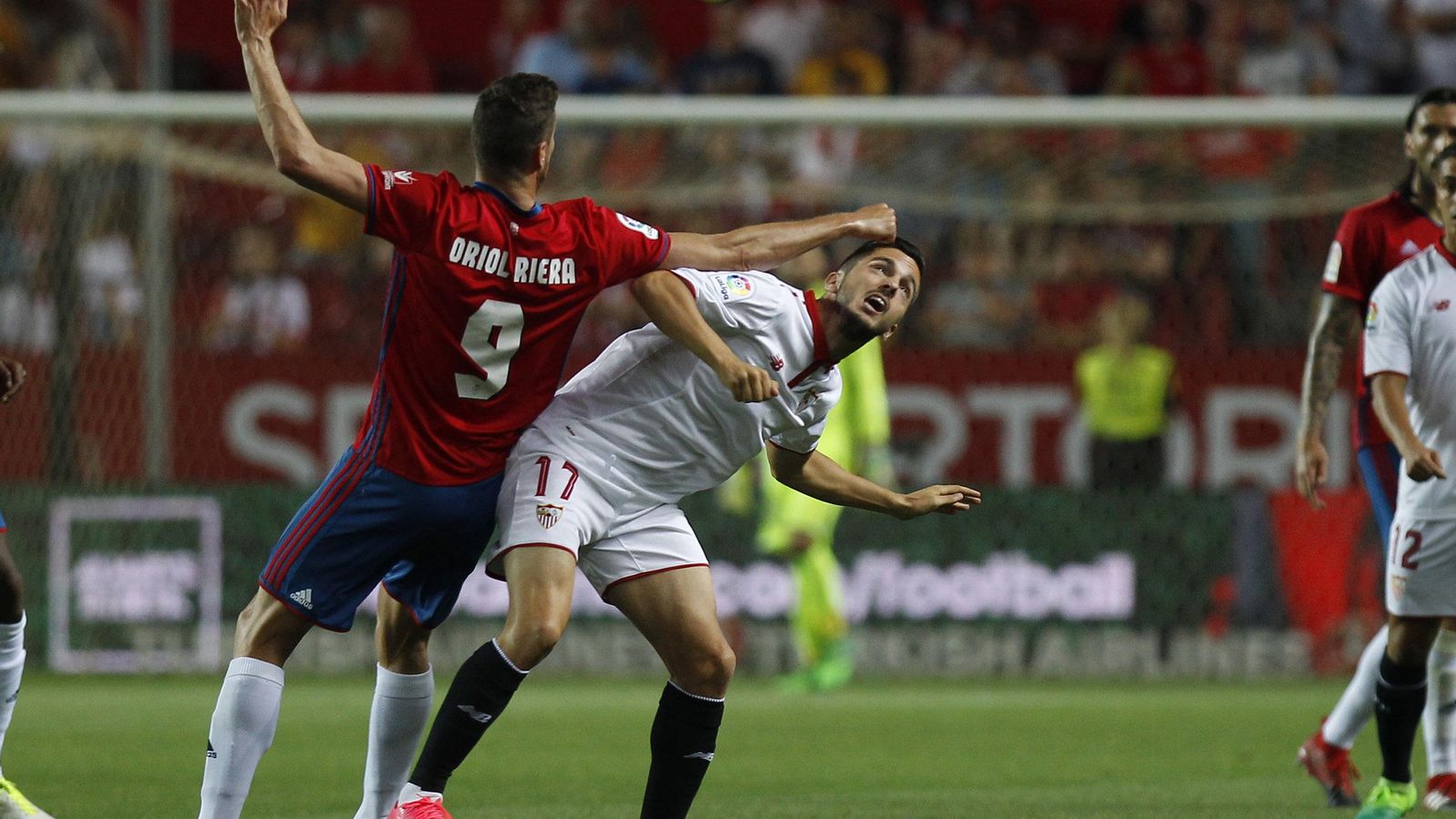 Oriol Riera y Sarabia pelean por una pelota.