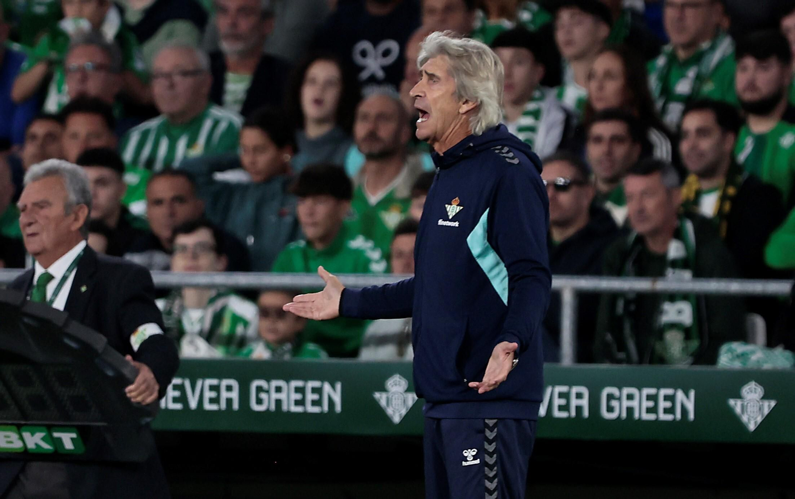 Pellegrini da instrucciones a sus jugadores durante el derbi.