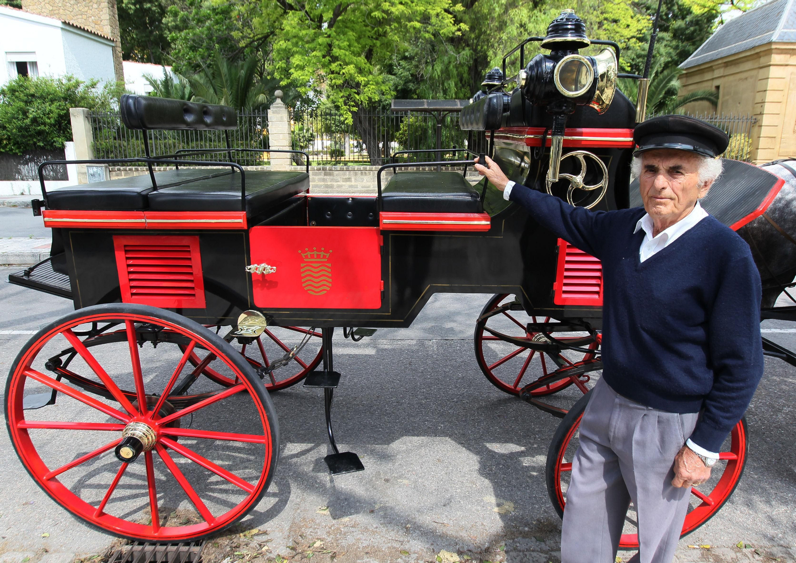 Benito Fernández, con su coche de caballos.