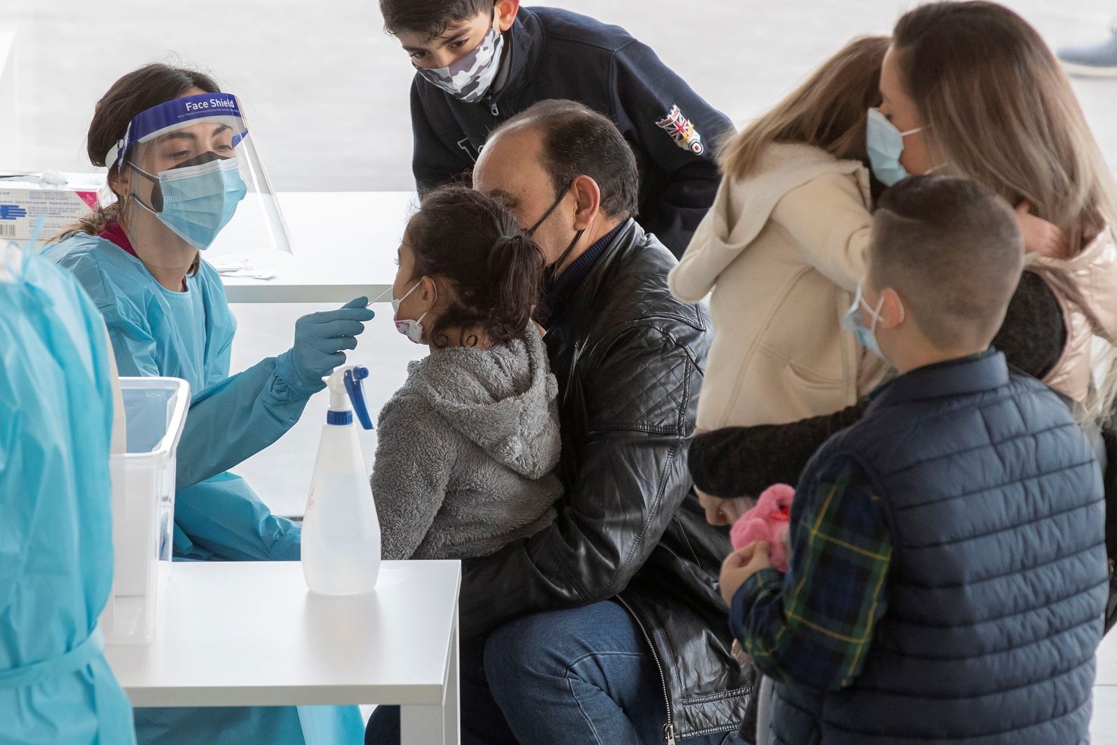 Una sanitaria realiza un test de antígenos a una niña.