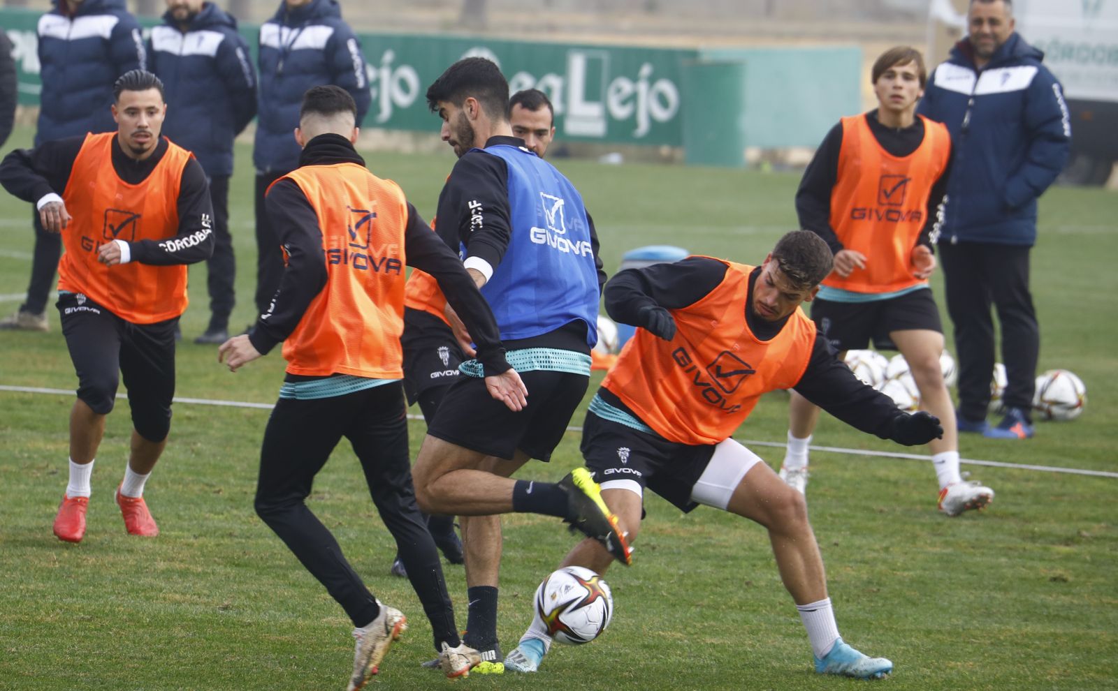 Alonso, Luismi y De las Cuevas presionan a Visus durante el entrenamiento de este sábado.