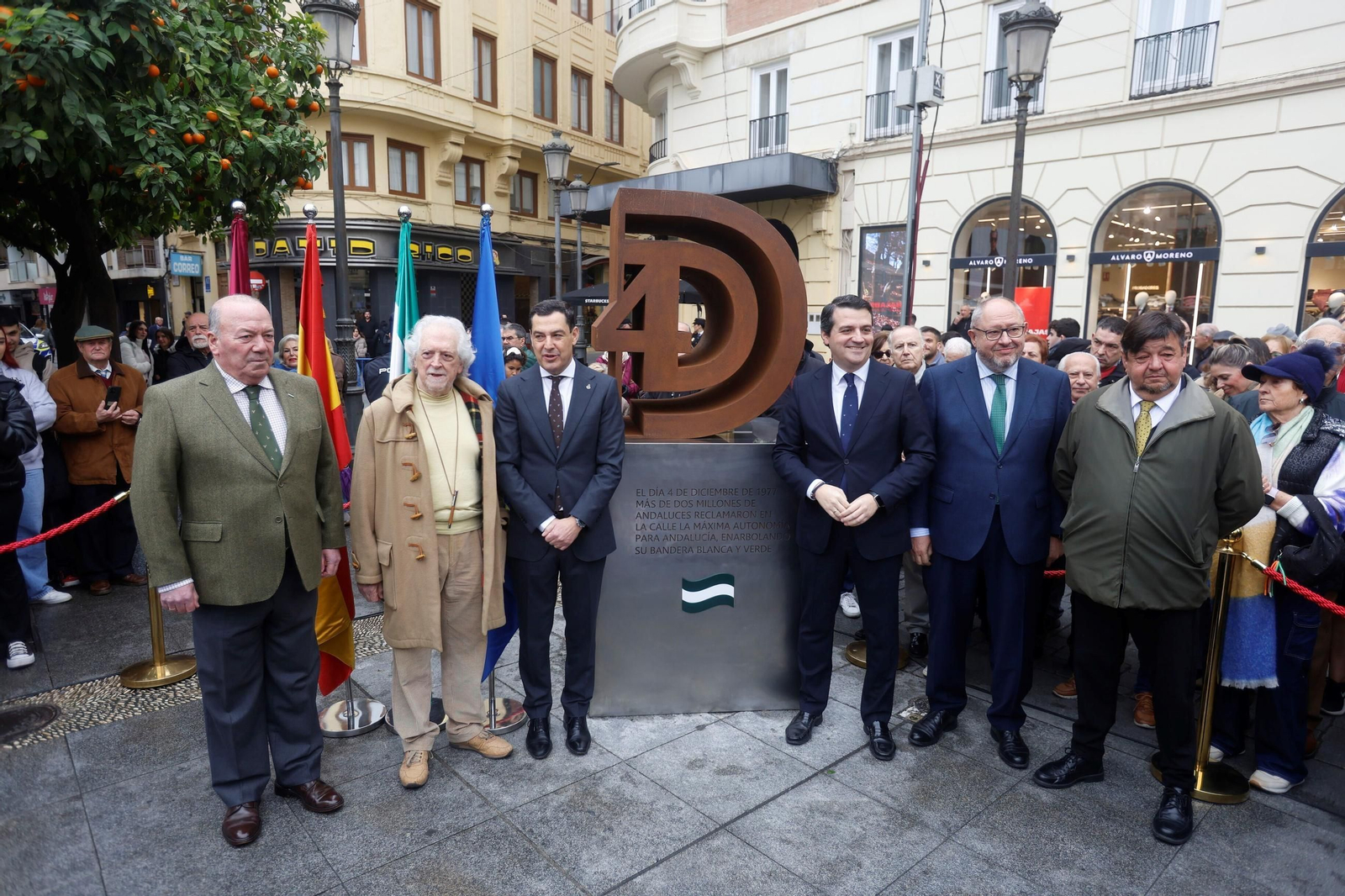 Juanma Moreno inaugura el monumento homenaje al Día de la Bandera de Andalucía en Córdoba, en imágenes
