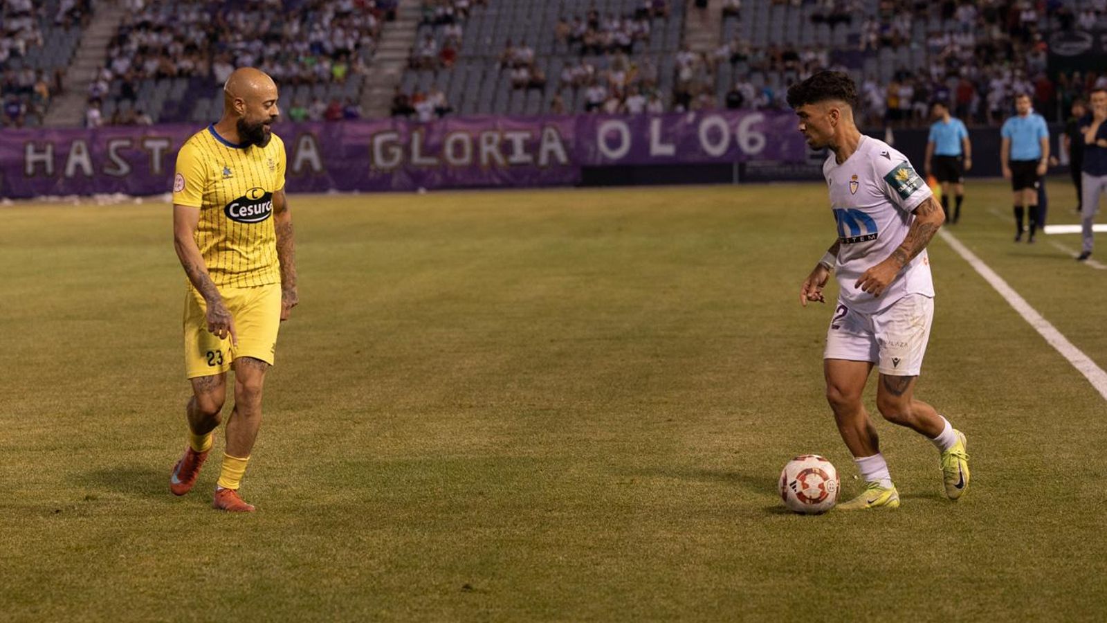 Dani Benítez defiende una internada de Óscar Lozano por banda.