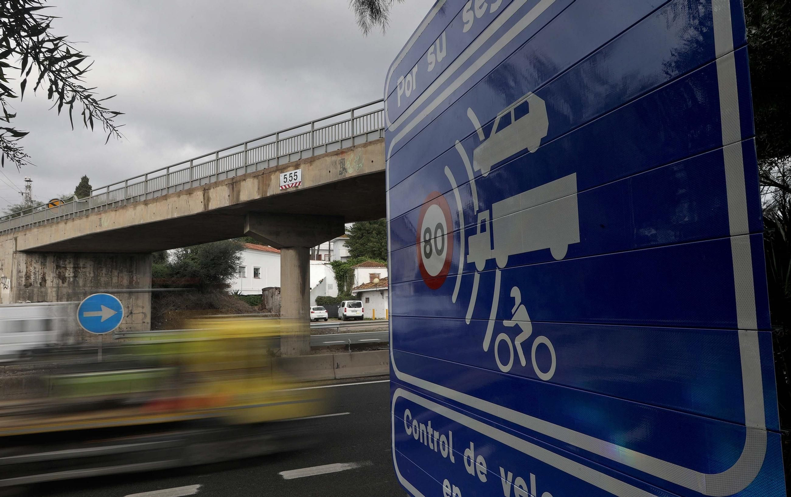 Anuncio de un radar en las carrteras de la provincia de Cádiz, que estrena cuatro puntos de control.