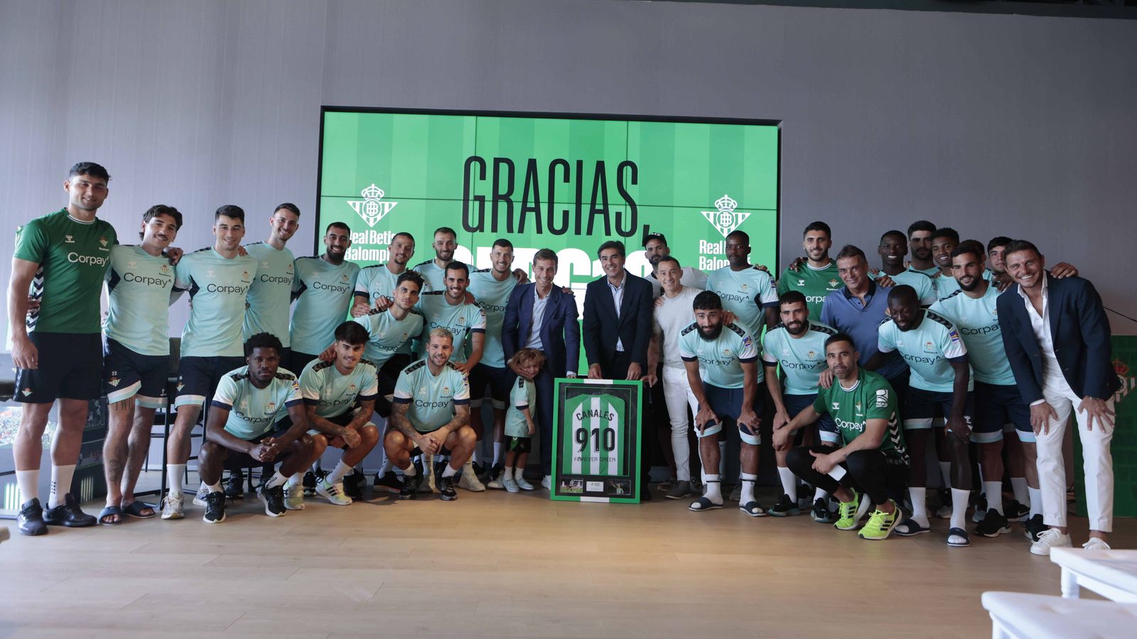 La plantilla posa junto con Canales en el acto de despedida.