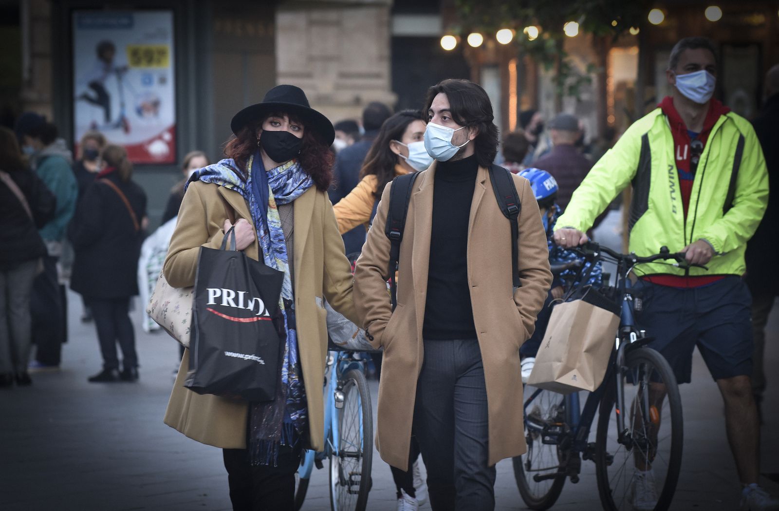 Sábado de ambiente, y encendido de luces de Navidad en Sevilla