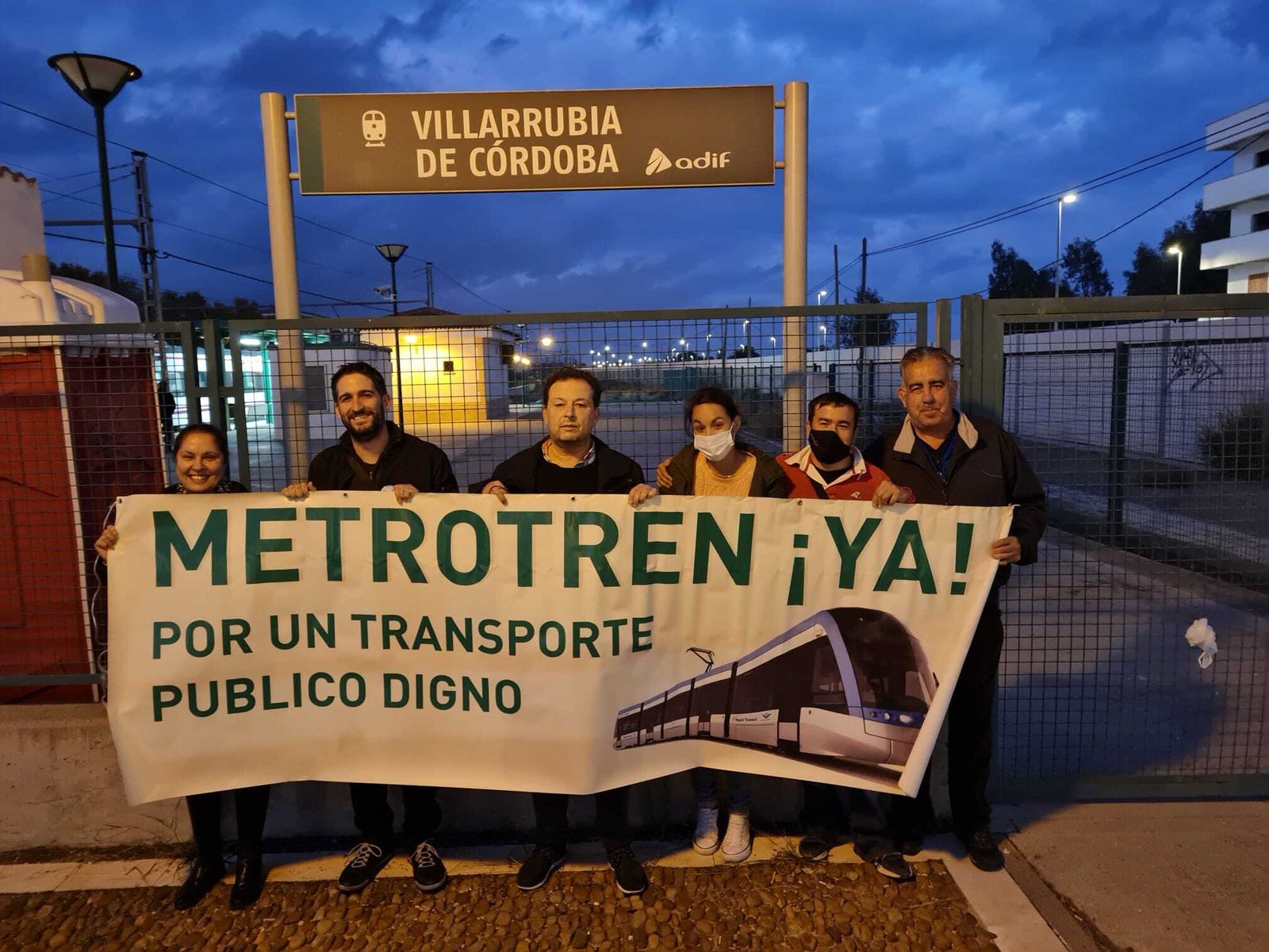Miembros de la plataforma, en el apeadero de Villarrubia.
