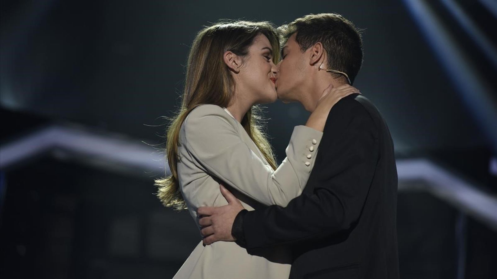 Alfred y Amaia se besan al término de 'Tu canción' en 'OT'.