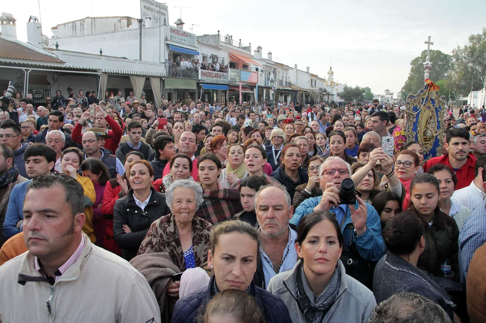 Las imágenes de la procesión de la Virgen del Rocío por la aldea en el Lunes de Pentecostés