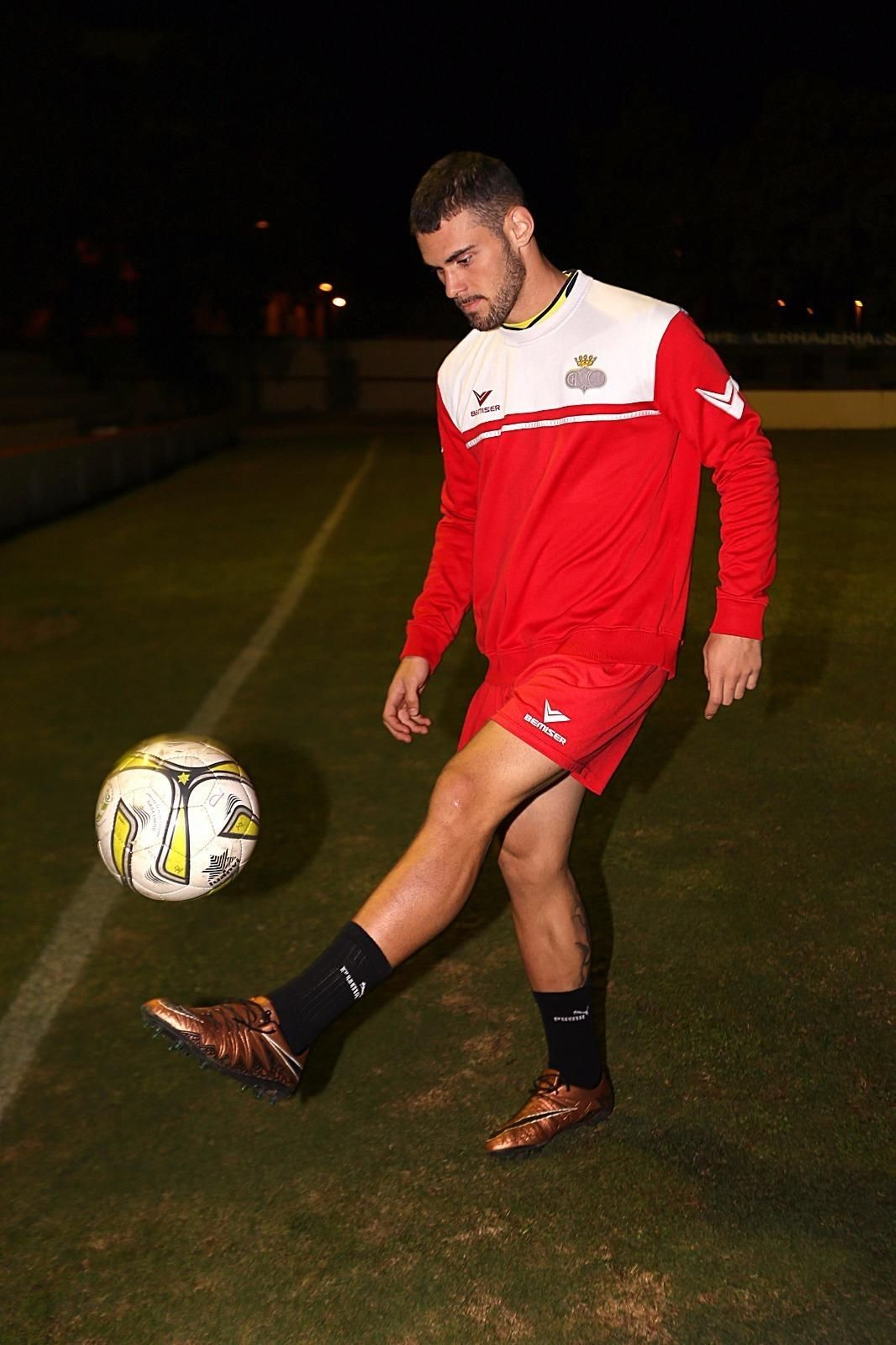 Adrián juguetea con el balón durante un entrenamiento.