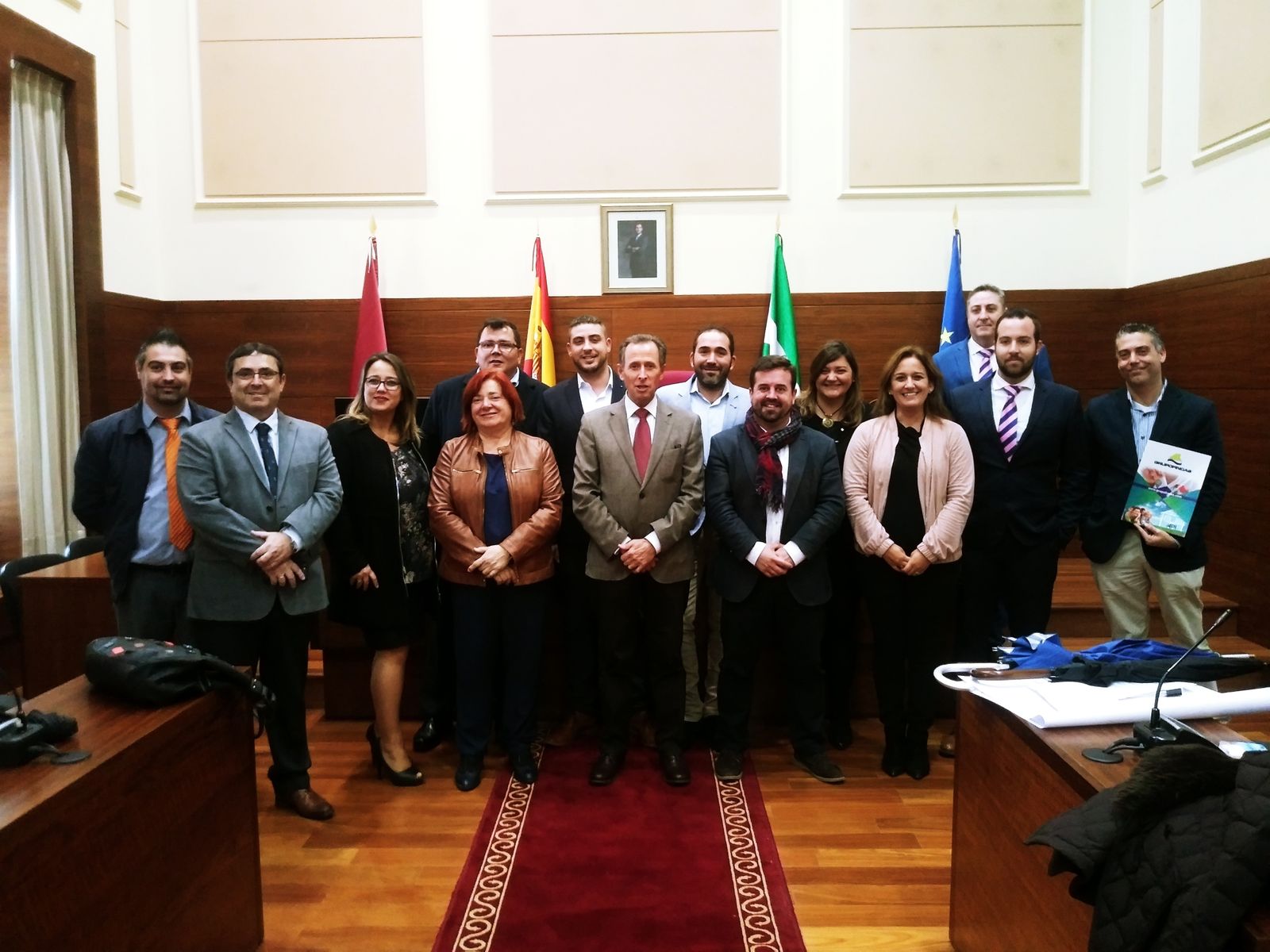 Foto de grupo de representantes de inmobiliarias de la localidad con el alcalde y concejales tras el encuentro en el Ayuntamiento.