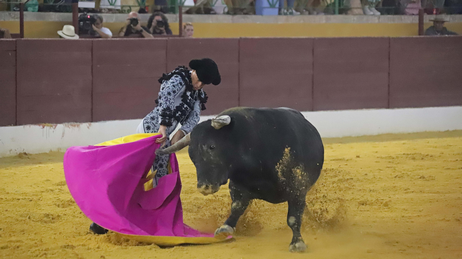 Fotos de la corrida del viernes de la Feria de La Línea: Curro Díaz, Manuel Escribano y David Galván