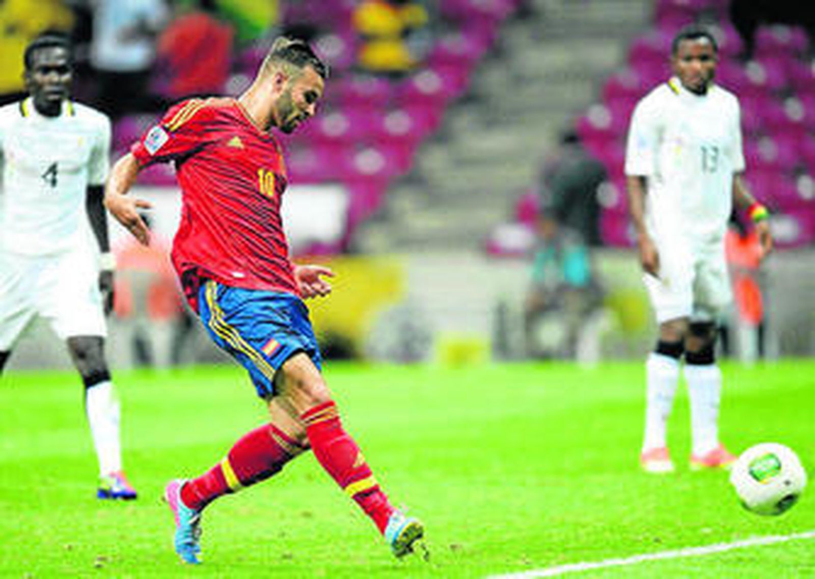 Jesé empuja el balón el 1-0 a puerta vacía tras un excelente pase de Denis Suárez.