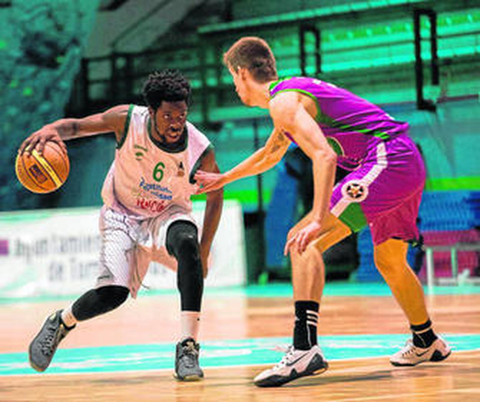 Morayo Soluade bota el balón en un partido en Torremolinos.