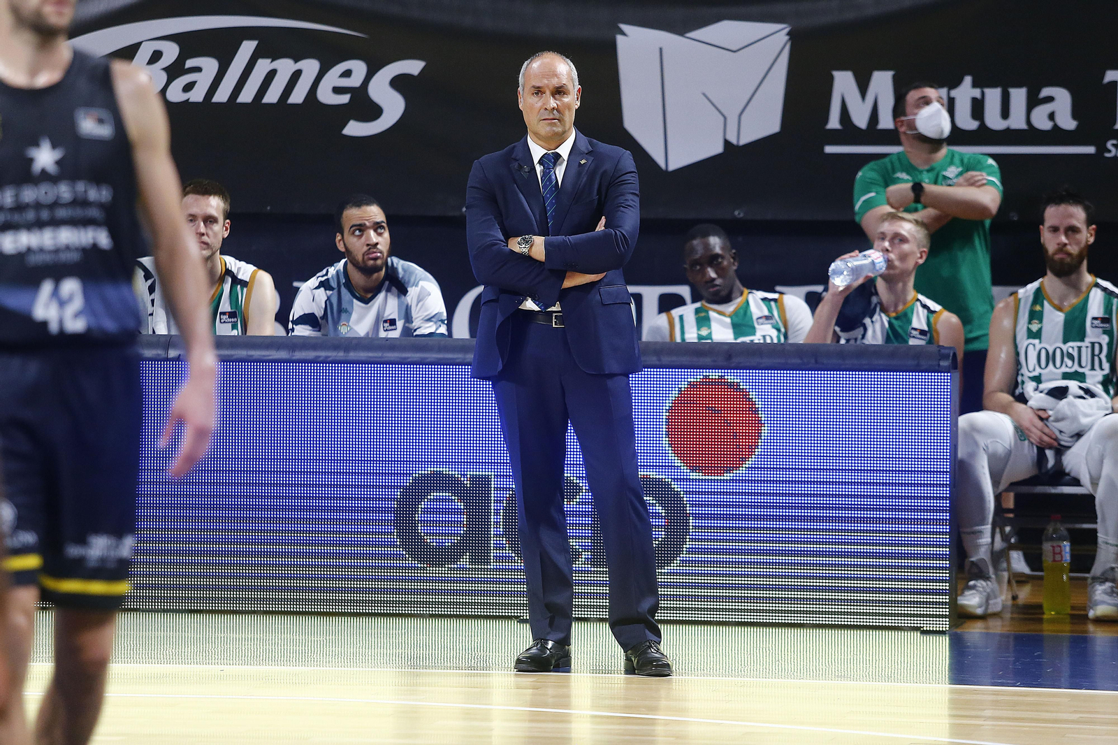 Curro Segura observa el encuentro disputado en Tenerife por su equipo.