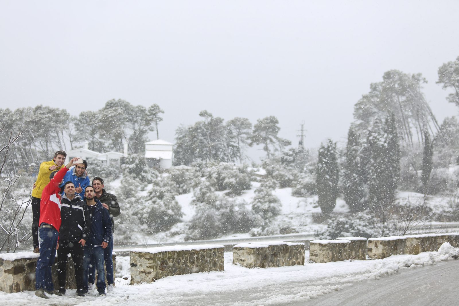 Un grupo de compañeros se hace un selfie bajo los fríos copos.