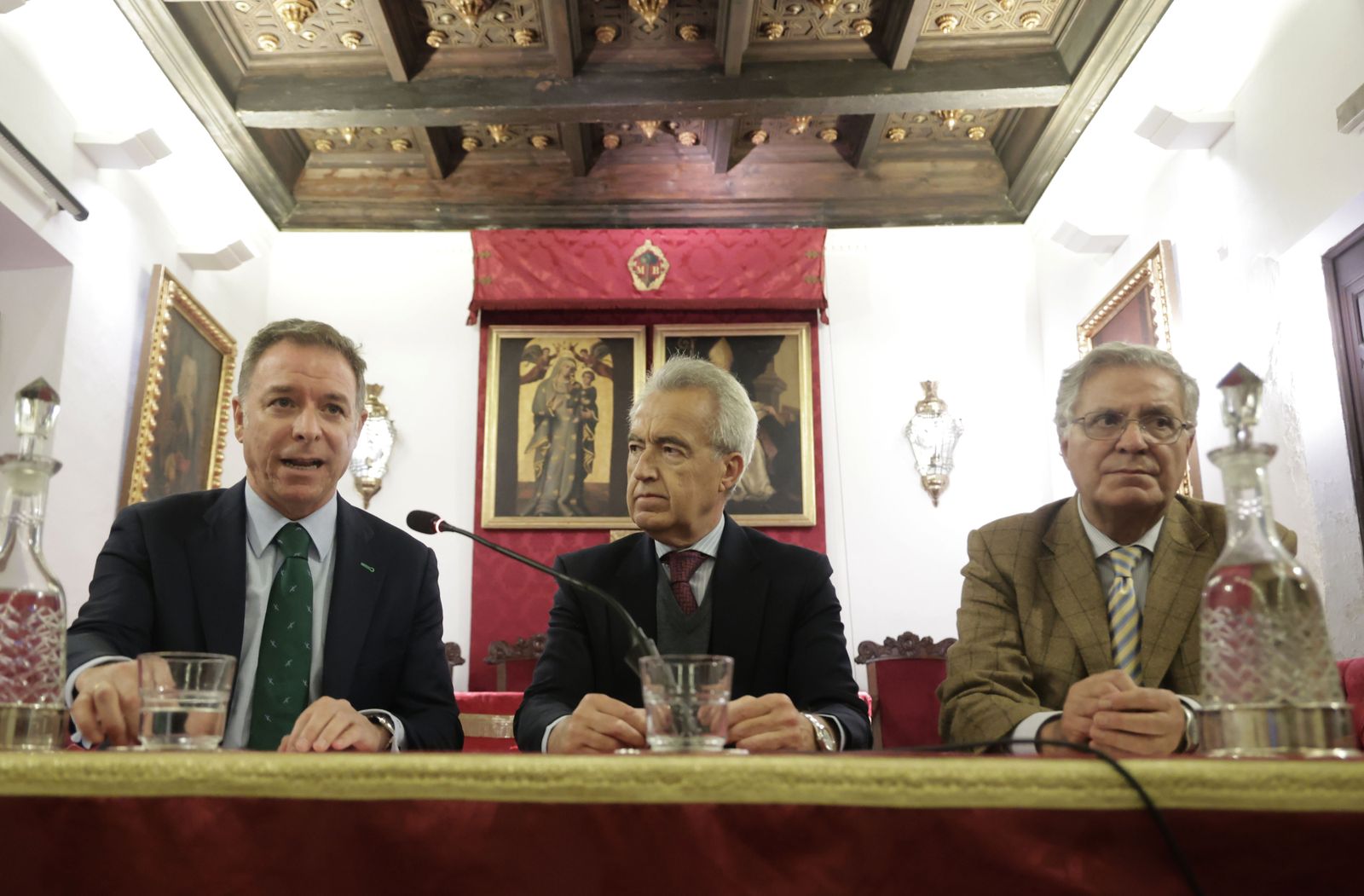 El director territorial del Banco de Santander, Manuel de la Cruz; el director de la Real Academia de Buenas Letras de Sevilla, Pablo Gutiérrez Alviz Conradi; y el Vicedirector de la Real Academia de Buenas Letras de Sevilla y catedrático de Lengua Española, Antonio Narbona