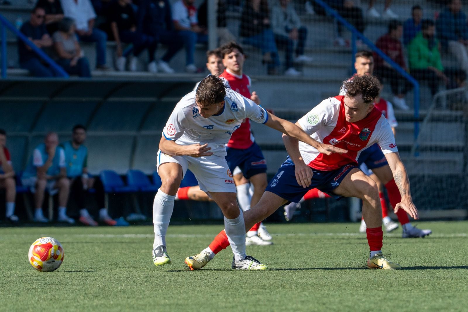 Un futbolista del Churriana pugnando por el balón en un duelo ante el Martos de esta temporada.