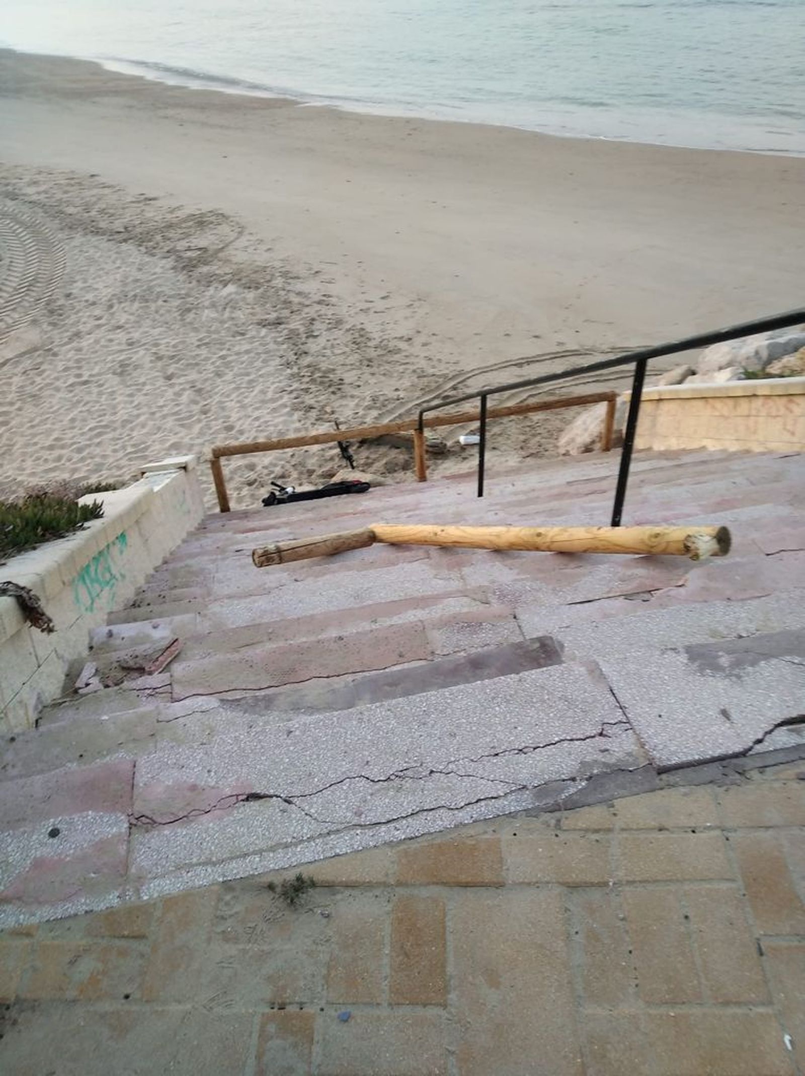 Las escaleras vandalizadas, con los patinetes eléctricos abajo.