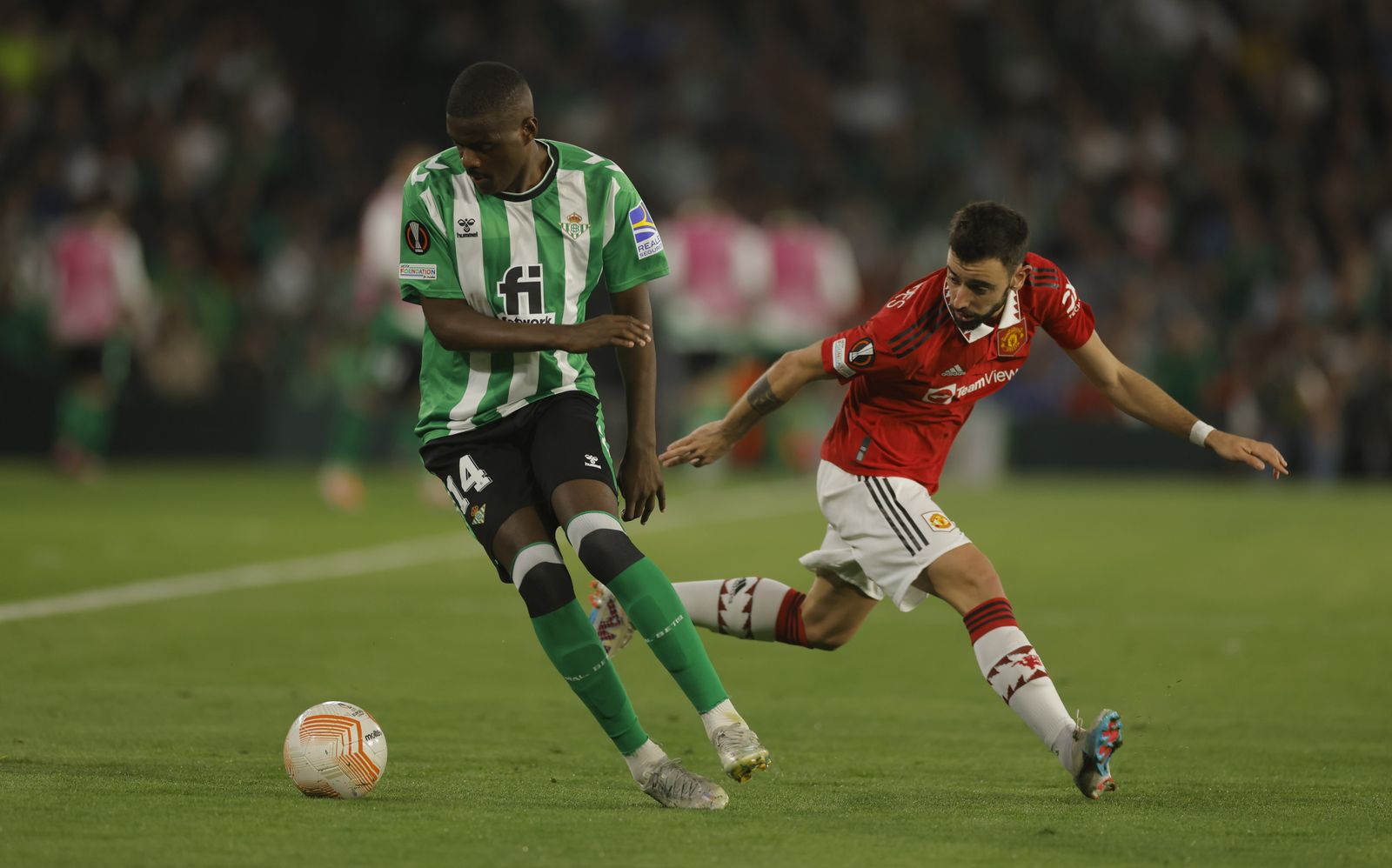 William Carvalho, en un lance del partido con su compatriota Bruno Fernandes.