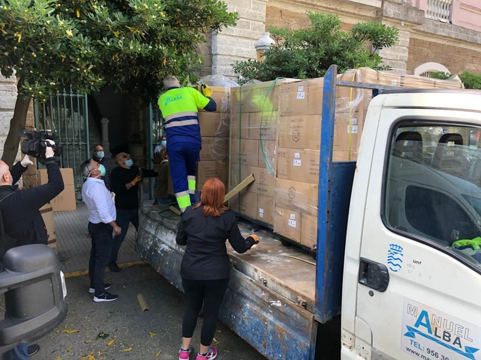 Operarios descargan el material en la entrada de la sede de la Diputación de Cádiz